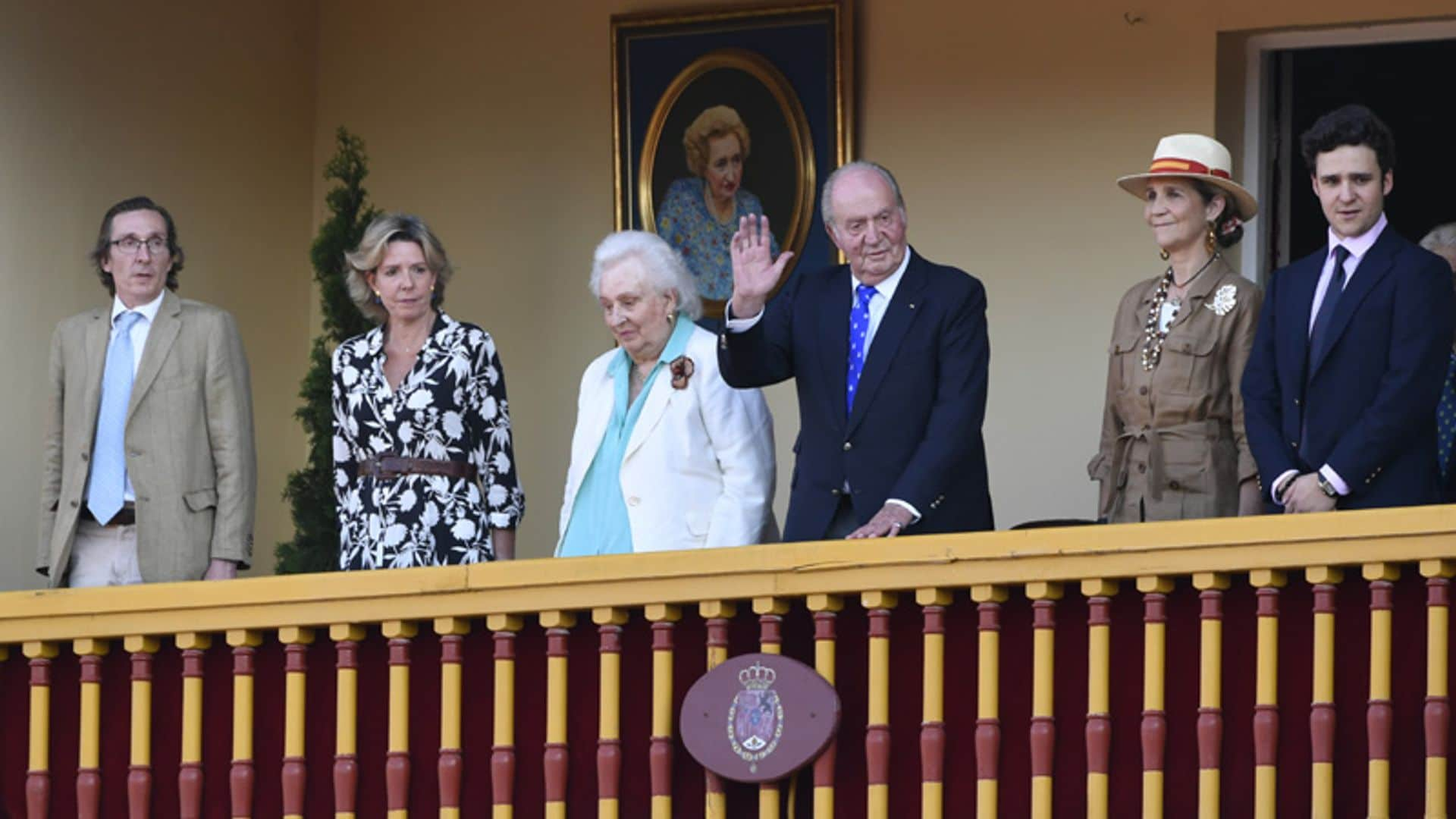 Don Juan Carlos se rodea de su familia en el último acto antes de su retirada de la vida pública