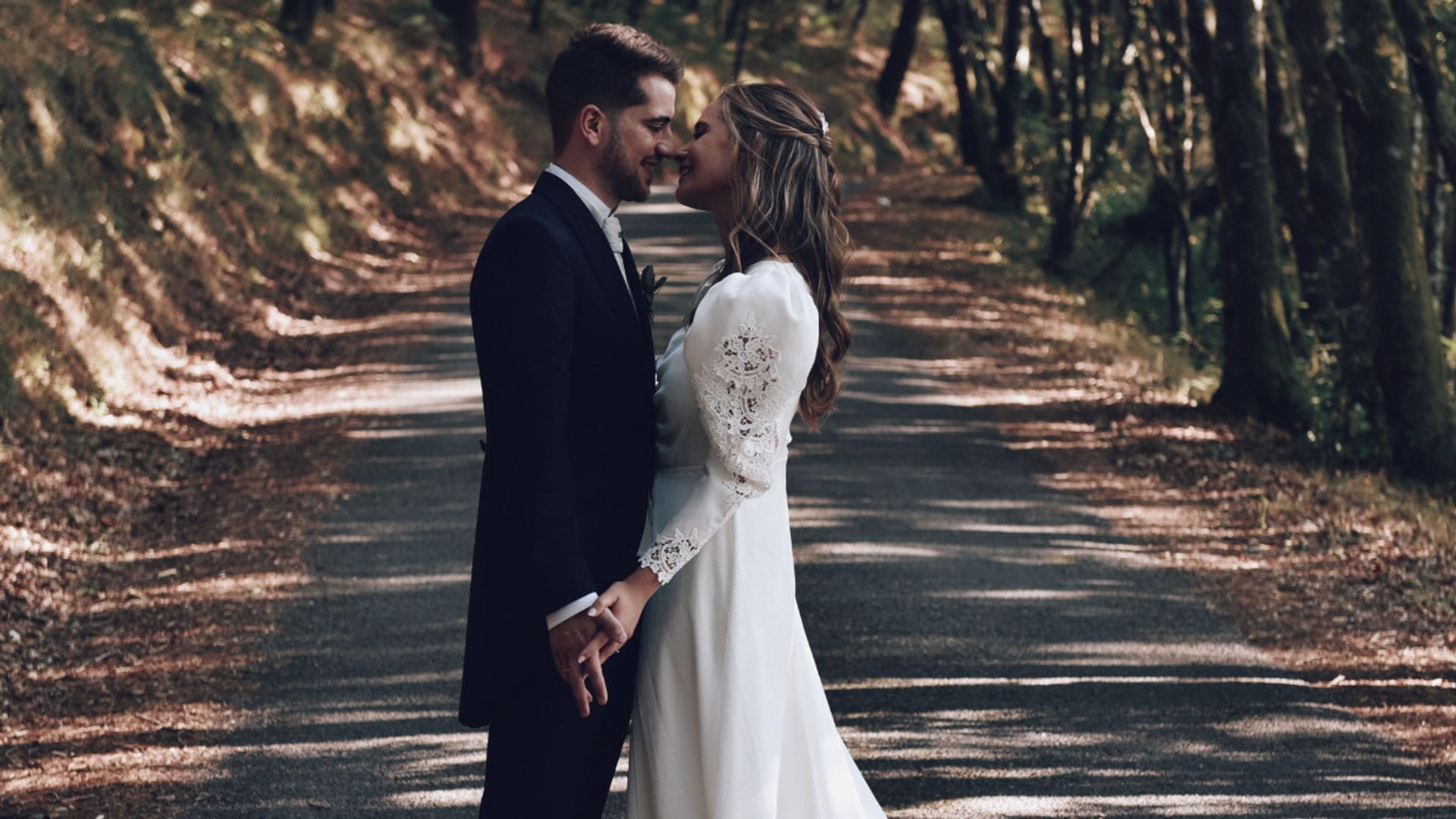 La boda gallega de Paula, la novia del vestido convertible y el abrigo con detalles de encaje