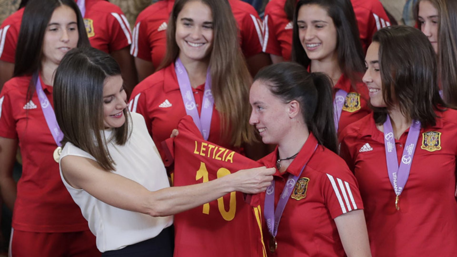 ¡Con el número 10: doña Letizia! La Reina saca su lado futbolero y se alía con las campeonas de Europa