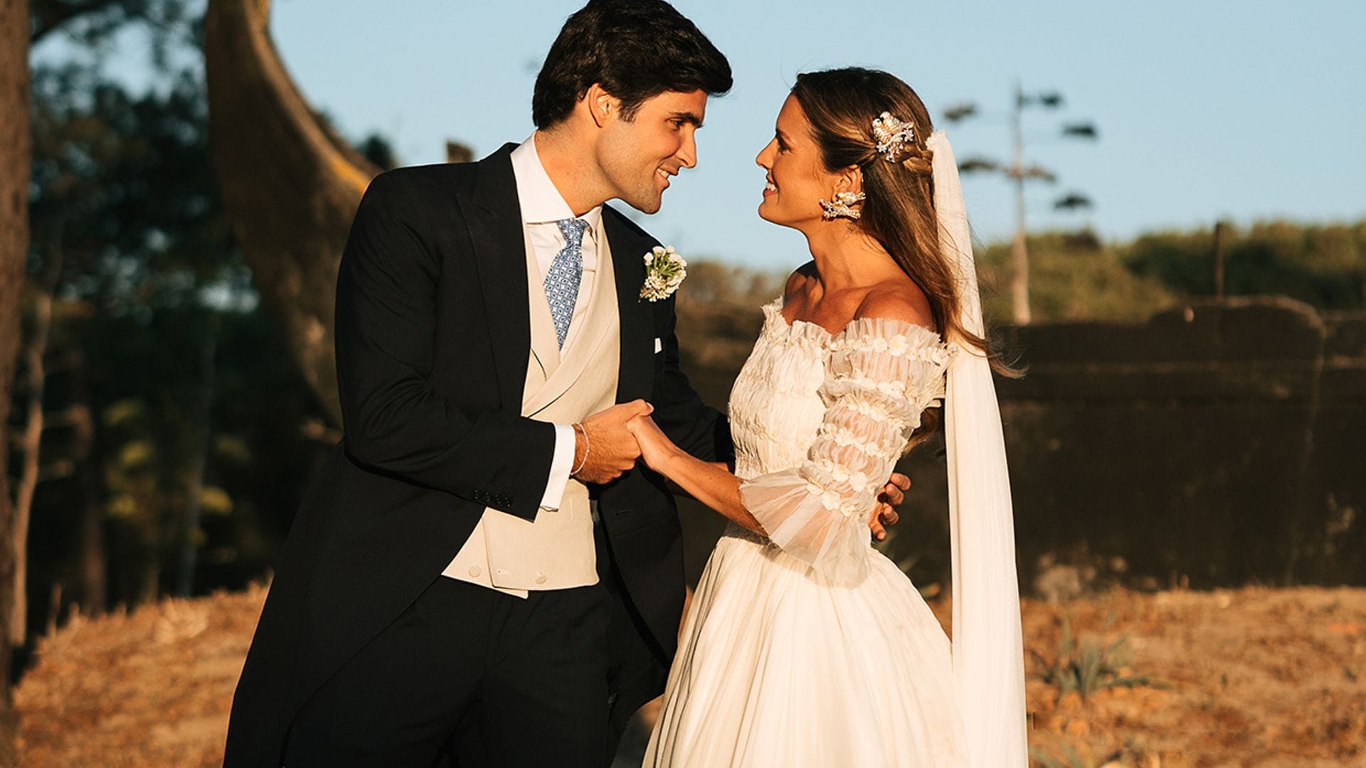 La boda viral de Rita, la novia portuguesa del vestido romántico y las joyas especiales