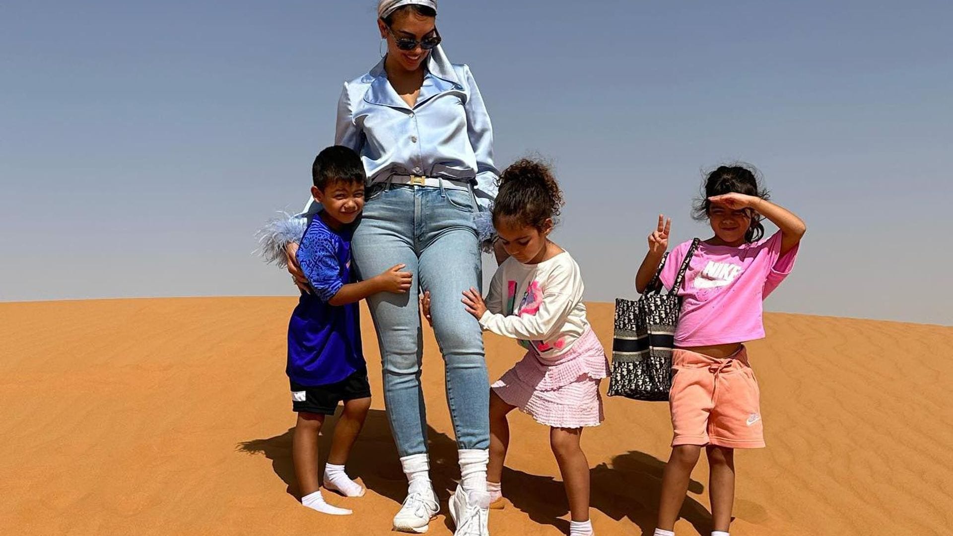 Georgina Rodríguez se va al desierto con su tierna tropa