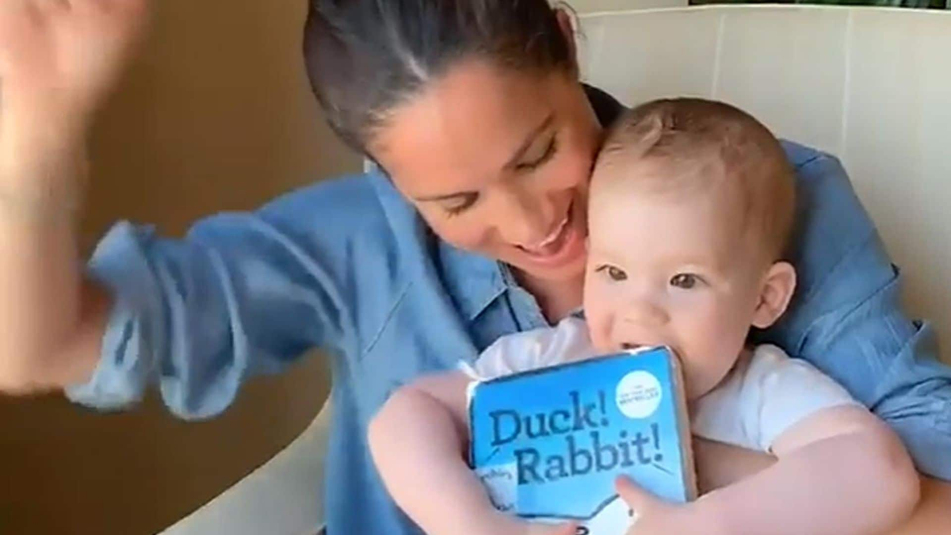 ¡Adorable! El vídeo de Archie leyendo un cuento con Meghan Markle al cumplir un añito