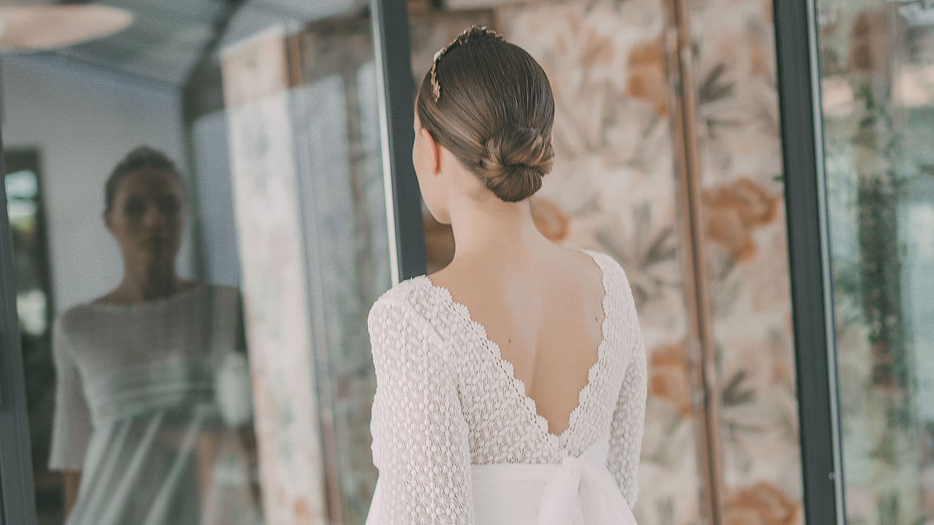 Moños de bailarina, el peinado fácil que favorece a todas las novias