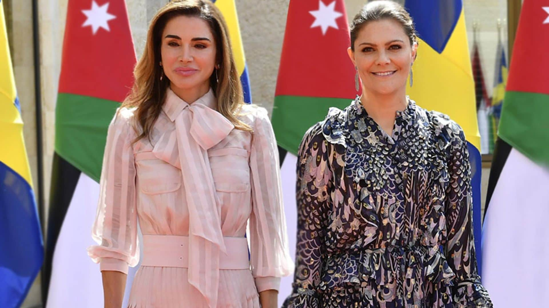 Las conexiones entre Rania de Jordania y Victoria de Suecia en su primer duelo de estilo