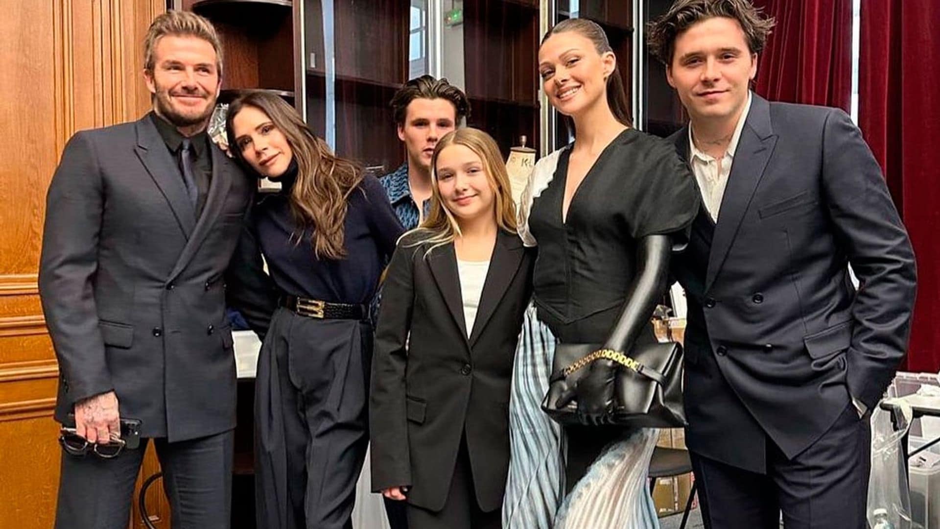 Los Beckham -casi al completo- arropan a Victoria en su desfile en París