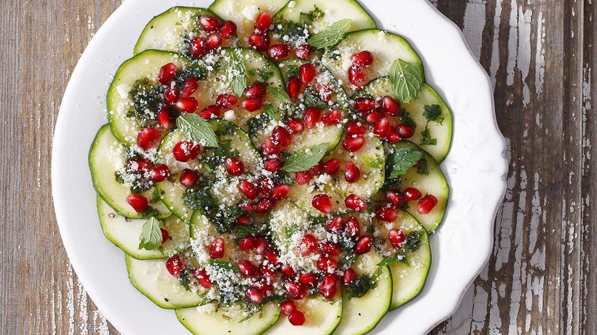 Carpaccio de calabacín con granada y menta