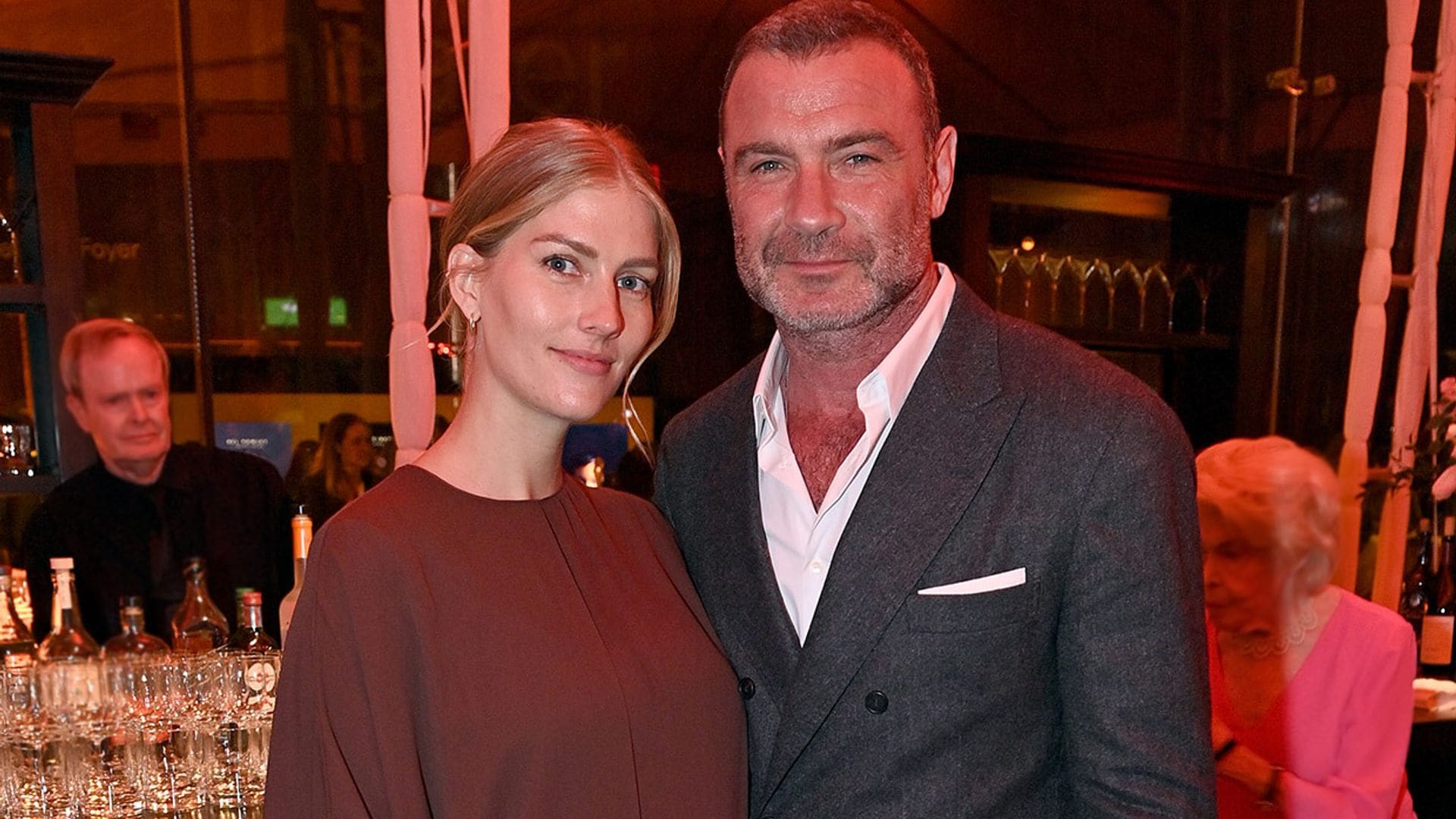 Liev Schreiber, ex de Naomi Watts, posa con su novia embarazada en el estreno de 'A Small Light'