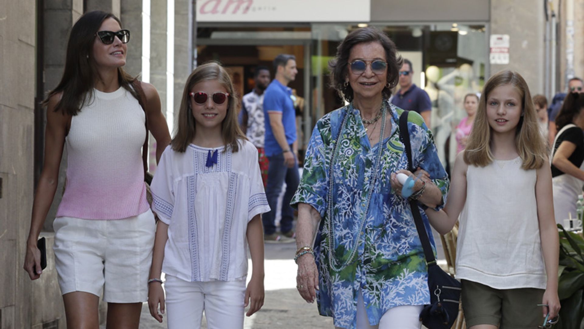 Una blusa tropical y accesorios de colores: el look más veraniego de la reina Sofía