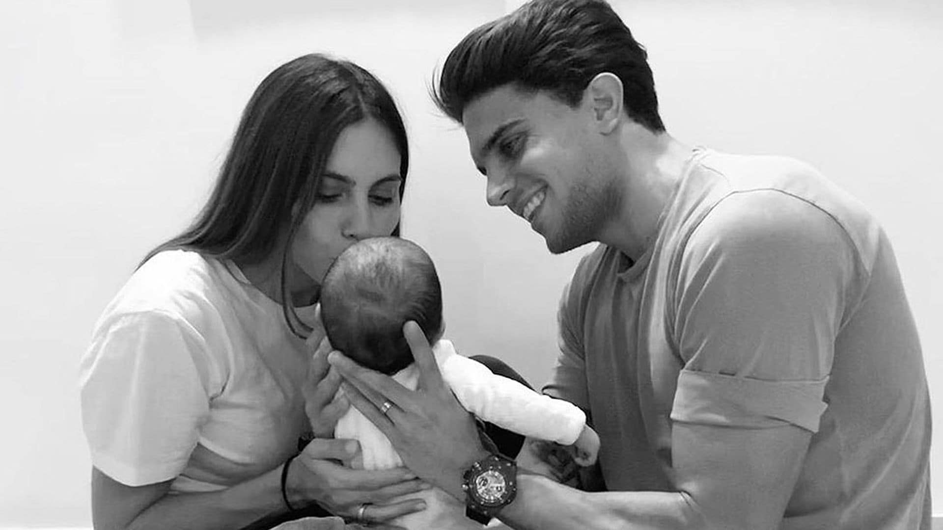 ¡Qué tiernos! Marc Bartra y Melissa Jiménez celebran el primer cumplemes del pequeño Max