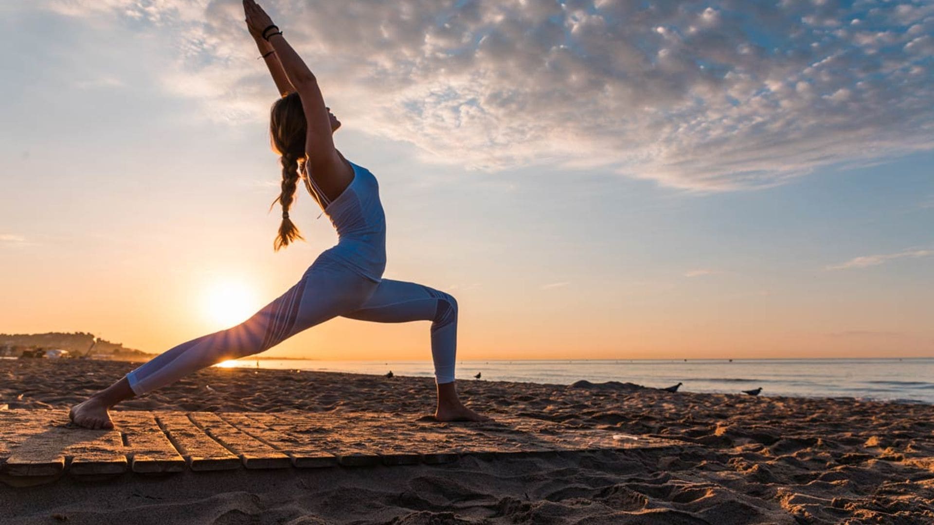 ¡Que el calor no te pare! Las mejores posturas de yoga para estos días de verano