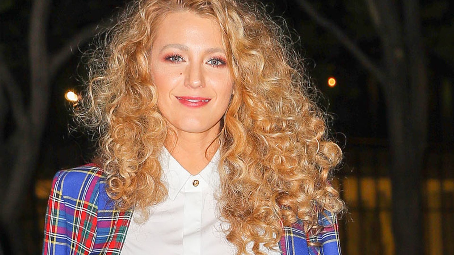 Blake Lively con minifalda y botas tartán, ¿acierto o error?