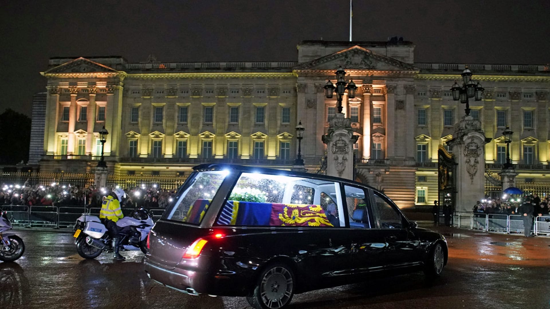 Isabel II saldrá por última vez de Buckingham este miércoles en un cortejo fúnebre: la agenda de la Familia Real