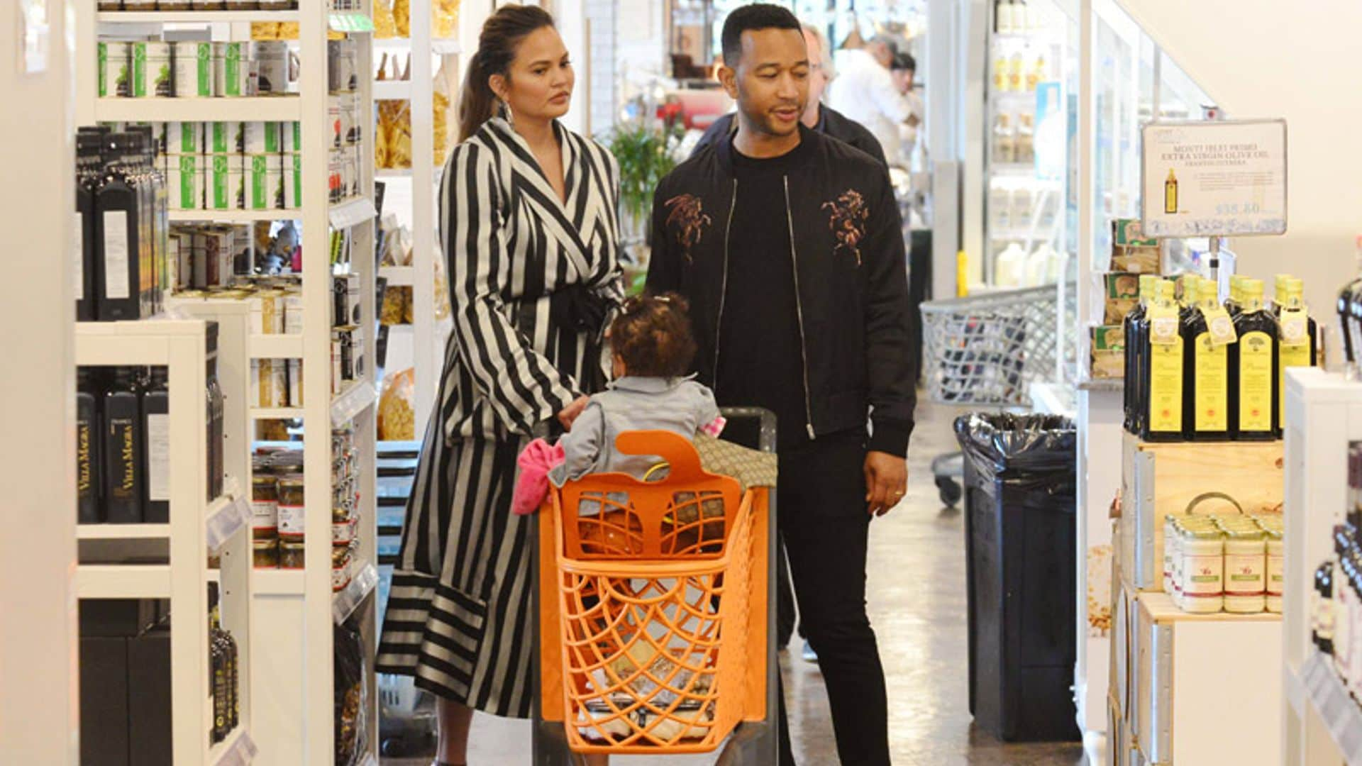 La imagen más tierna de Chrissy Teigen y John Legend con su hija Luna ¡en un supermercado!