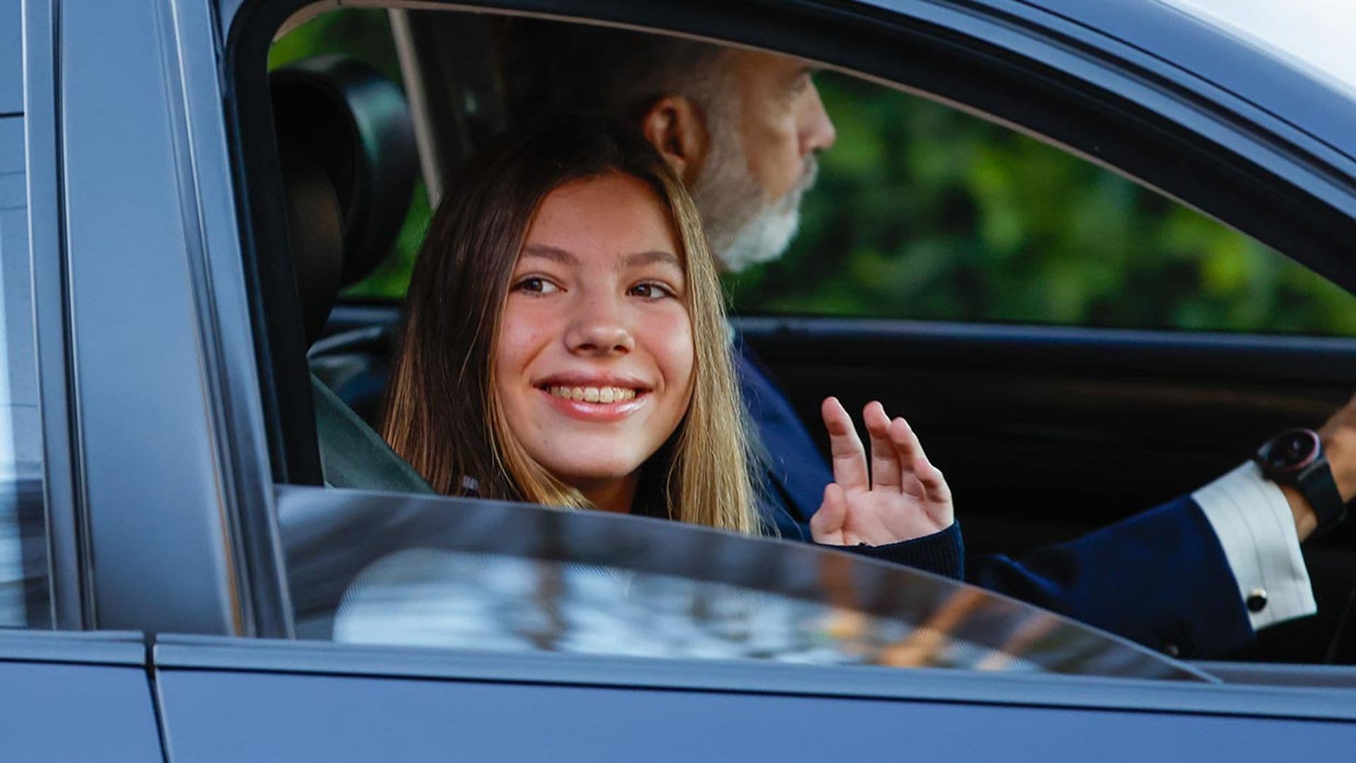 La infanta Sofía, acompañada de su padre, el rey Felipe, en su primer día de colegio