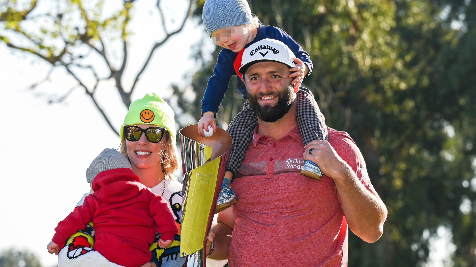 Jon Rahm celebra que será papá por tercera vez con una victoria que vale su peso en oro y diamantes