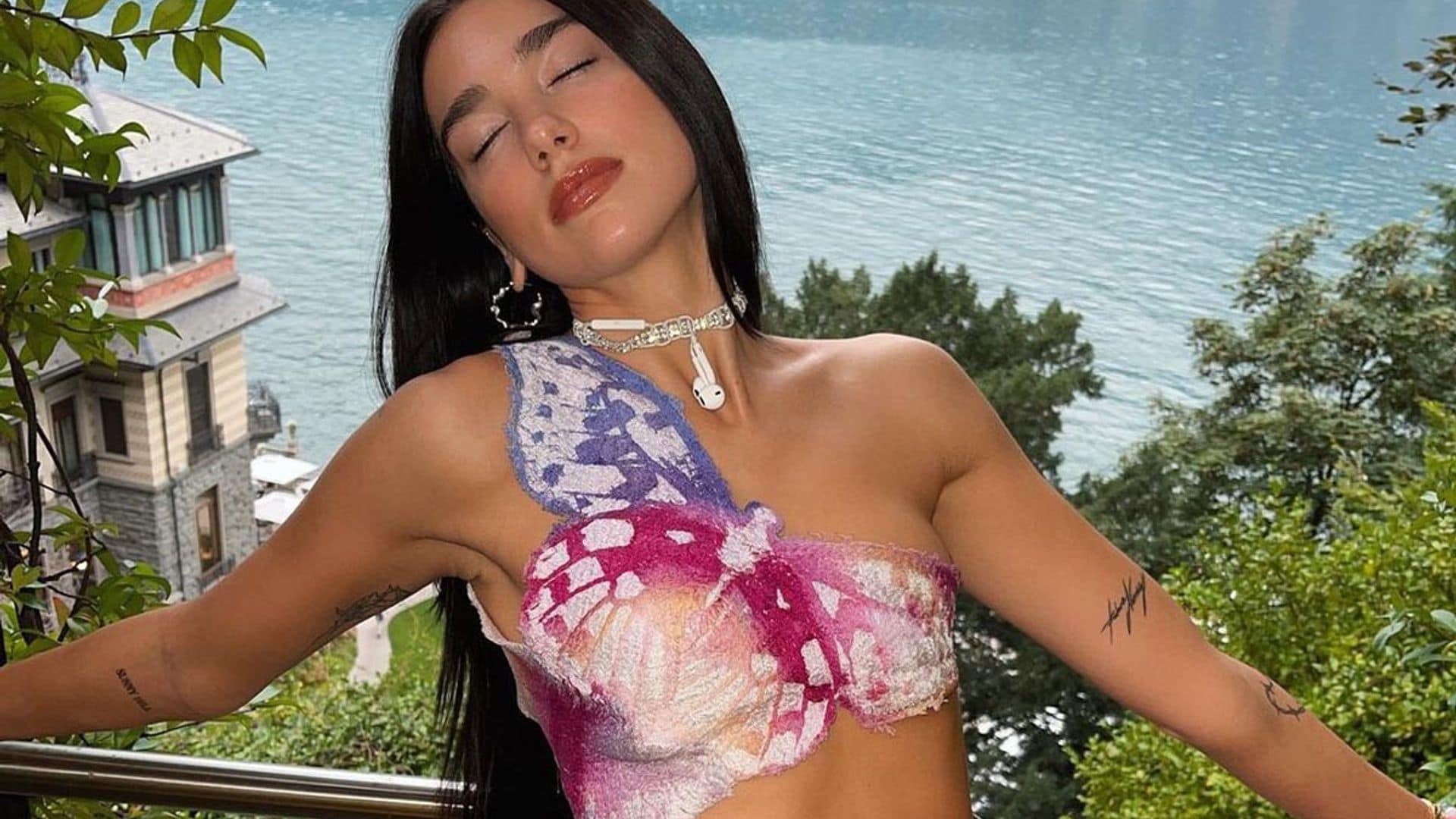 Historia de un flechazo: ¿por qué Dua Lipa lleva sin parar tops y vestidos de mariposas?