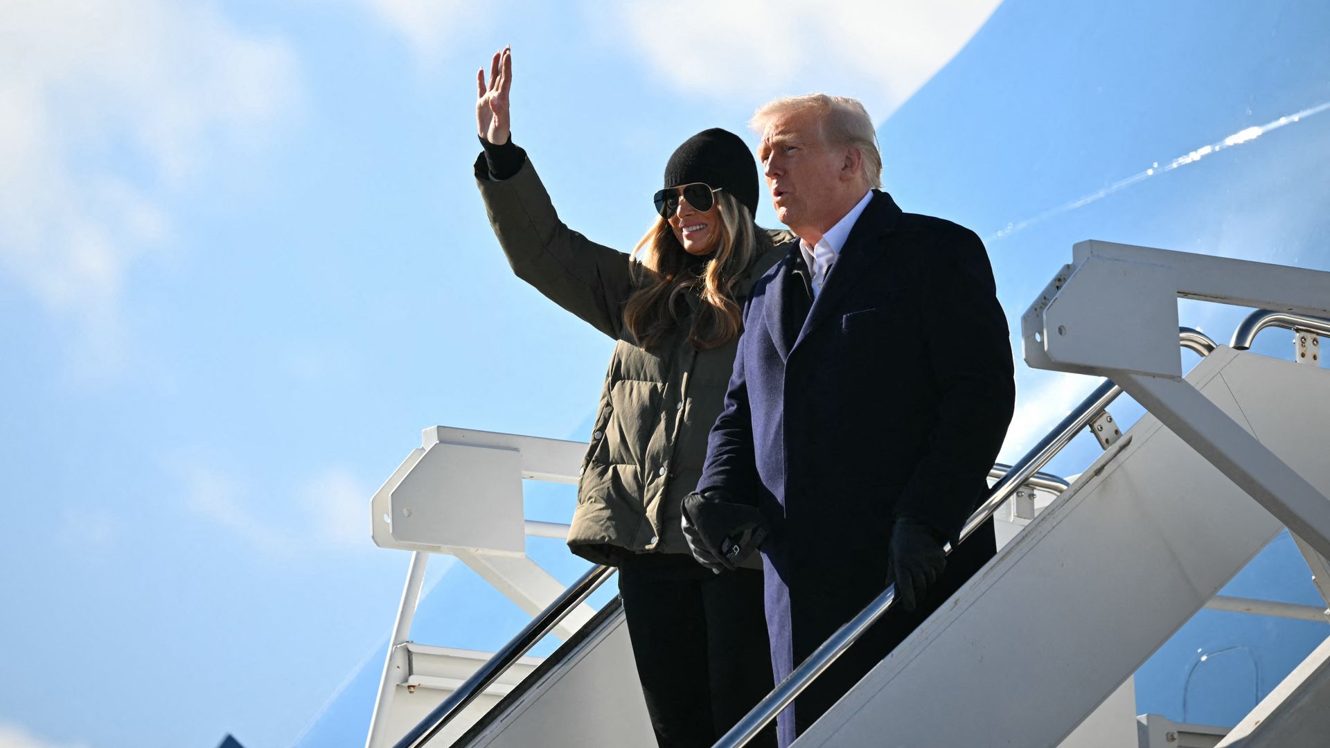 Los elegantes looks de Melania Trump en su primer viaje como primera dama