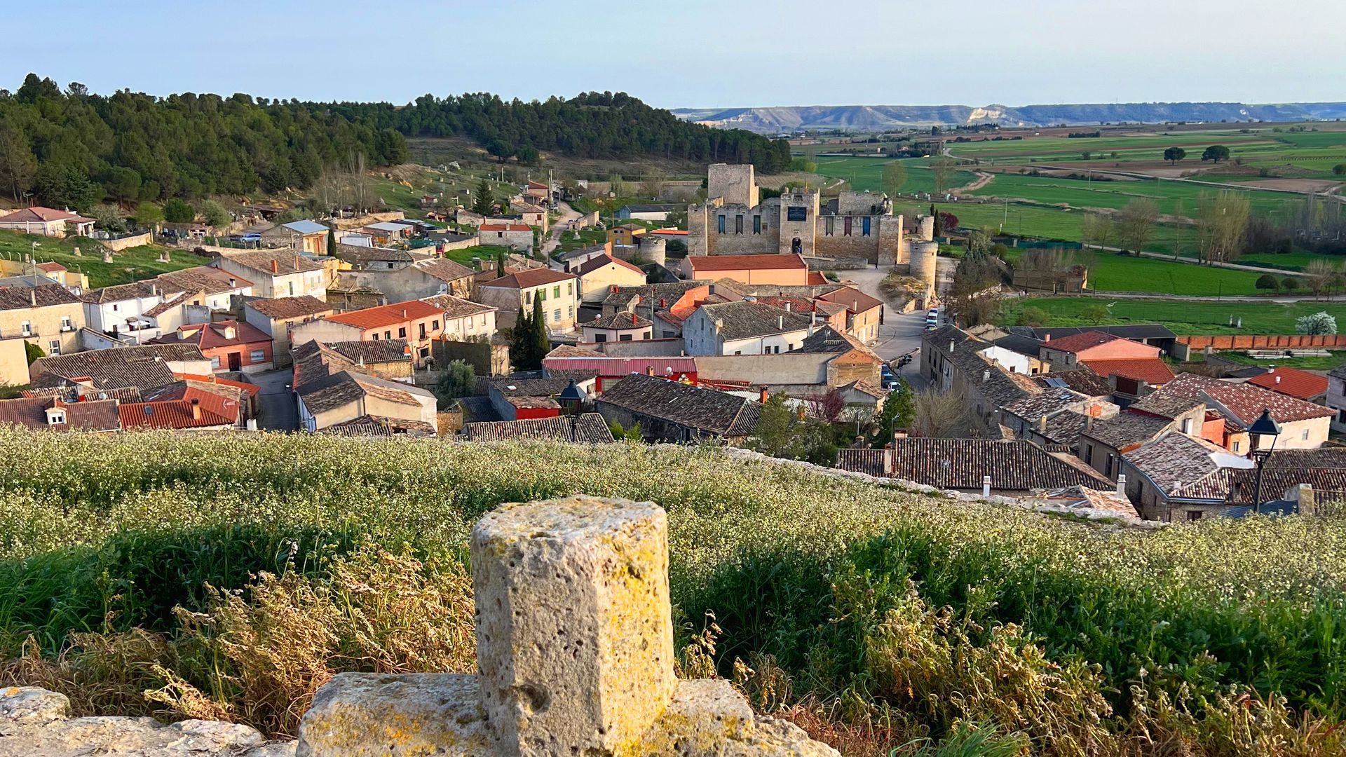 El curioso pueblo de Valladolid que tiene casas cueva, bodegas y un castillo encantado