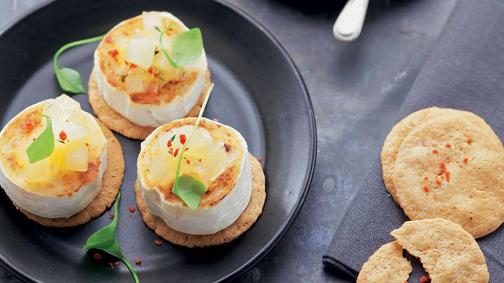 Tapitas de queso de cabra y compota de pera