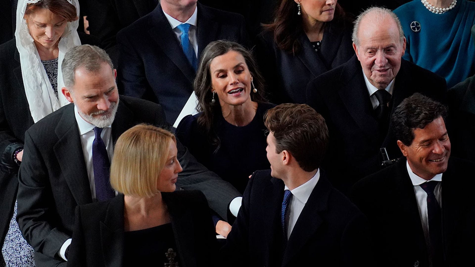 La cariñosa charla de los reyes Felipe y Letizia con Achileas, el hijo de Pablo y Marie-Chantal de Grecia