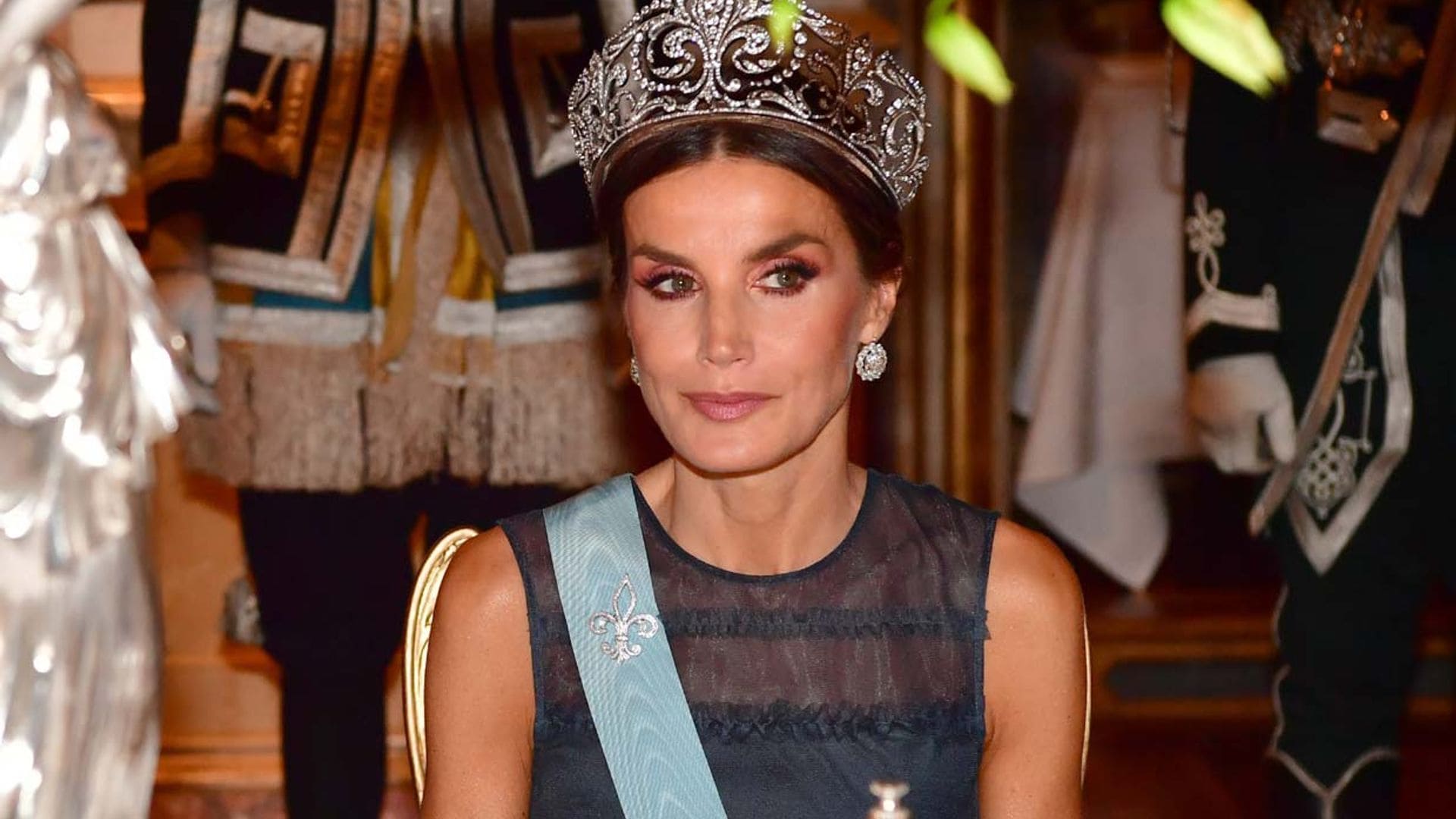 Doña Letizia impacta con un vestido de tul de H&M que ya llevó Victoria de Suecia