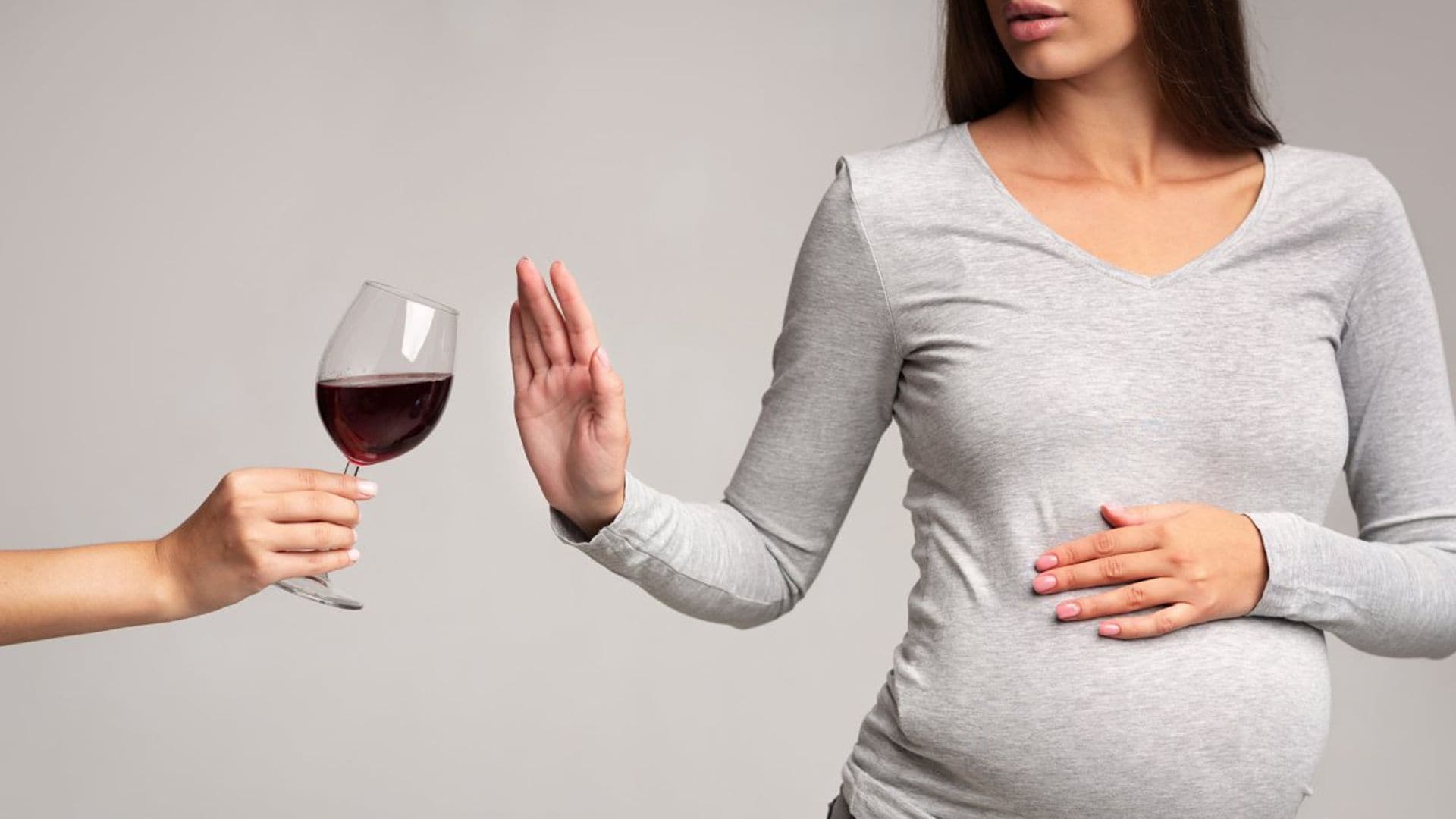 mujer embarazada rechazando copa de vino alcohol 