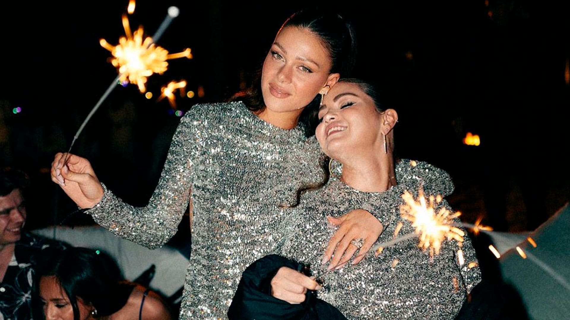 Selena Gomez y Nicola Peltz sellan su amistad con minivestidos 'glitter' a juego... ¡y también tatuajes!