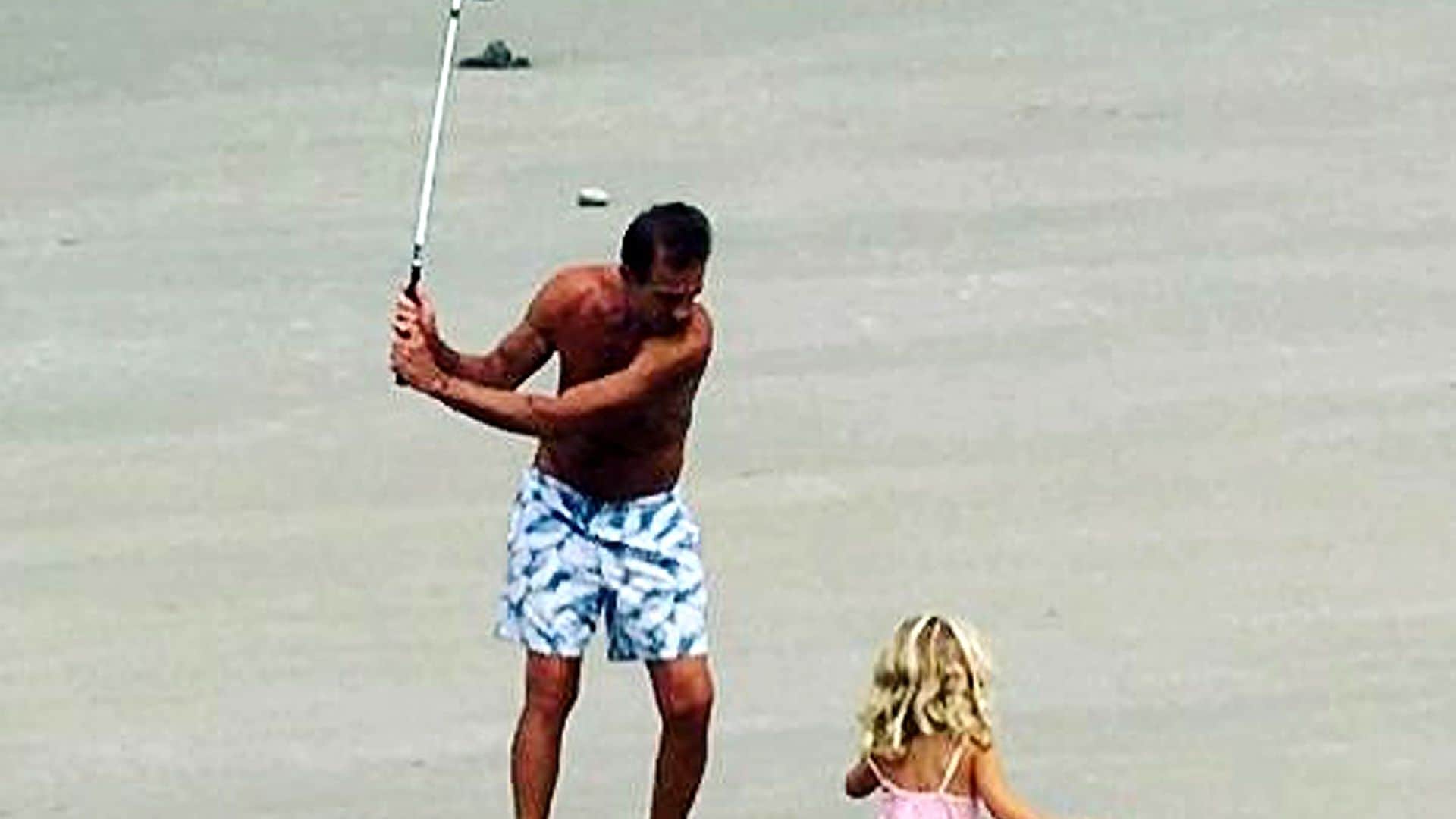 Ena, la hija de Alessandro Lequio, saca una sonrisa a su padre jugando al golf