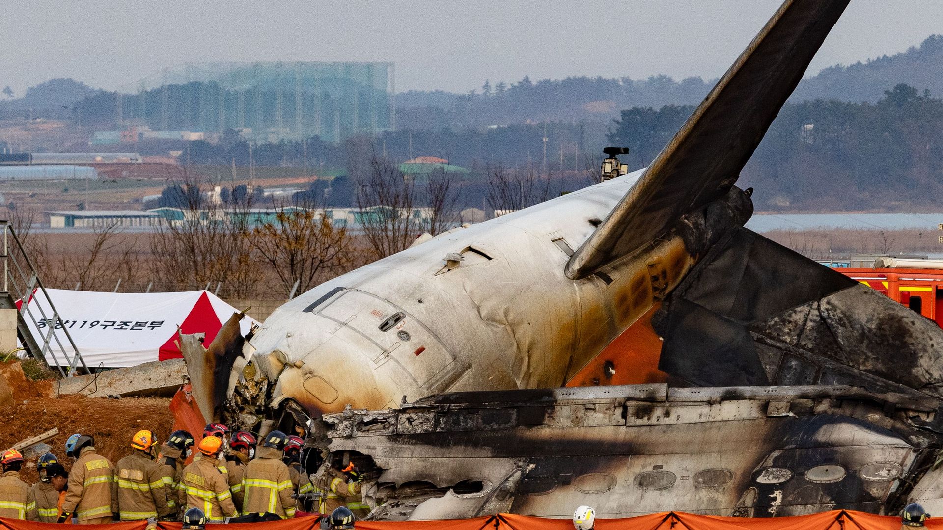 Quiénes son los dos supervivientes del mayor accidente aéreo del año que deja 179 muertos