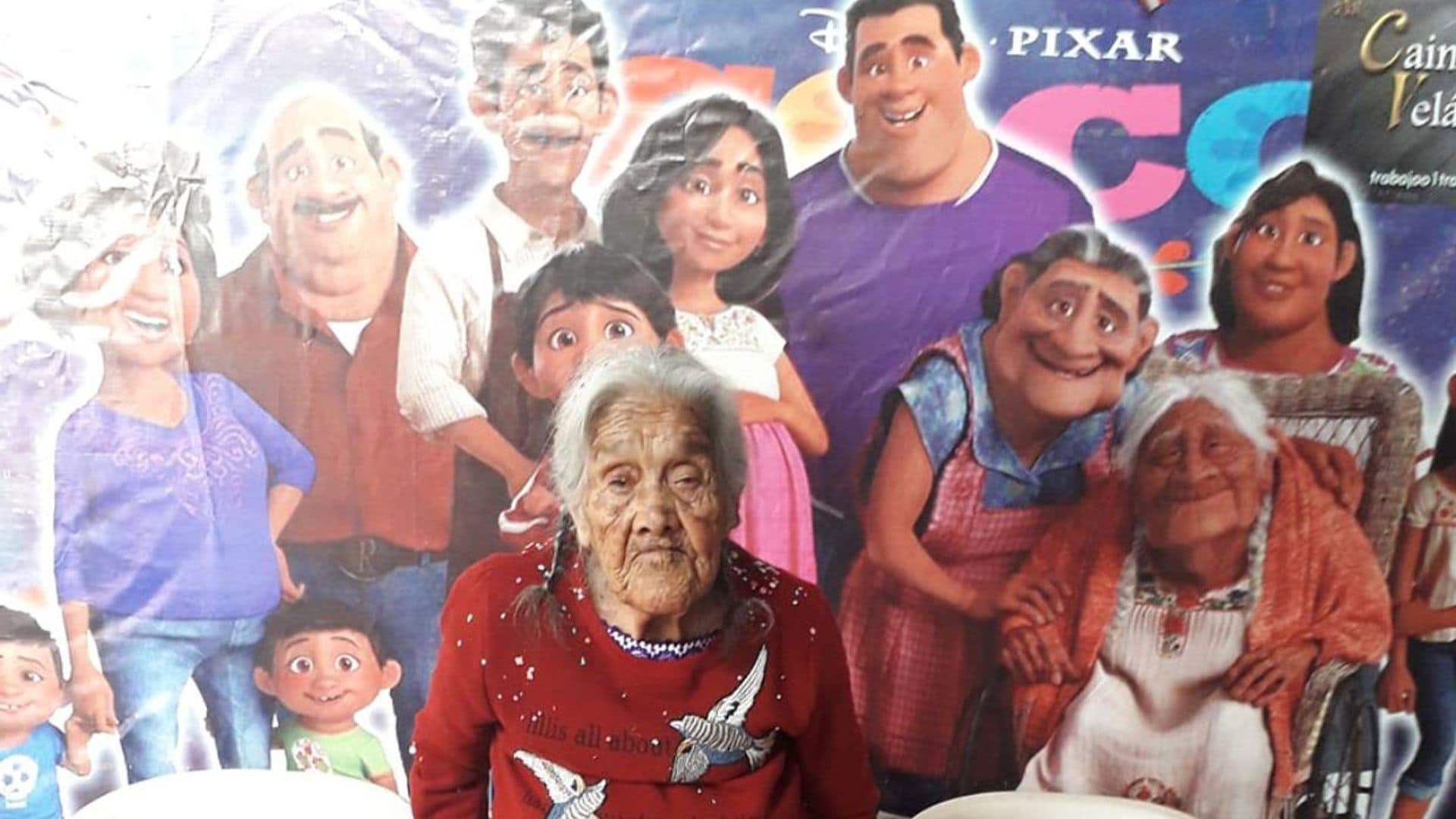 La celebración del 108 cumpleaños de la abuela que inspiró a 'Mamá Coco' (con tarta de Disney personalizada)