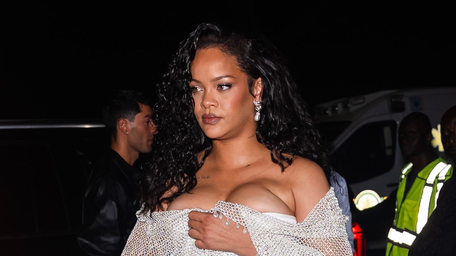 Rihanna triunfa en Nueva York con un espectacular vestido de red con pedrería y sandalias de tiras