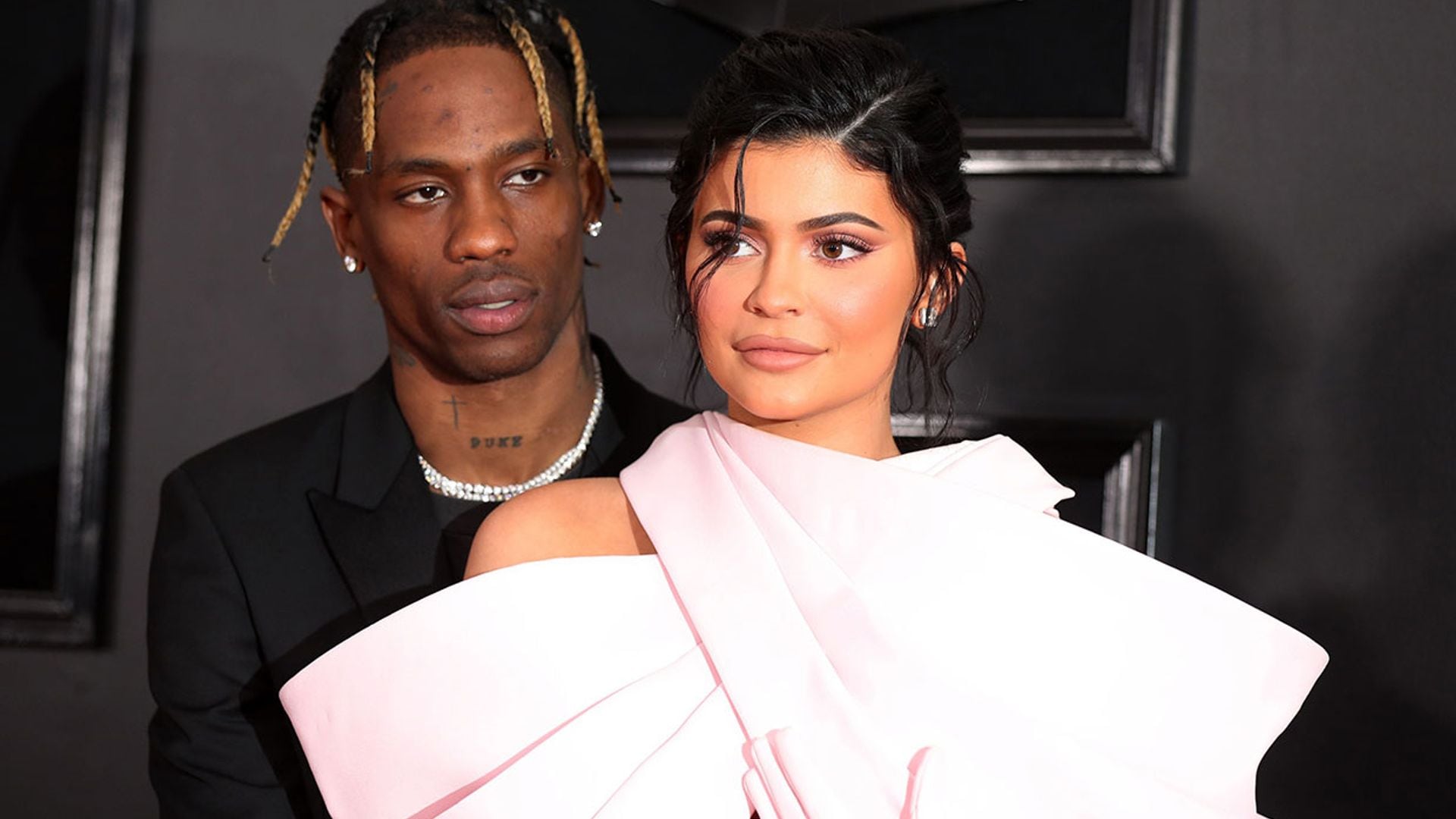 Un 'camino de rosas': Travis Scott transforma la casa de Kylie Jenner con el regalo más romántico