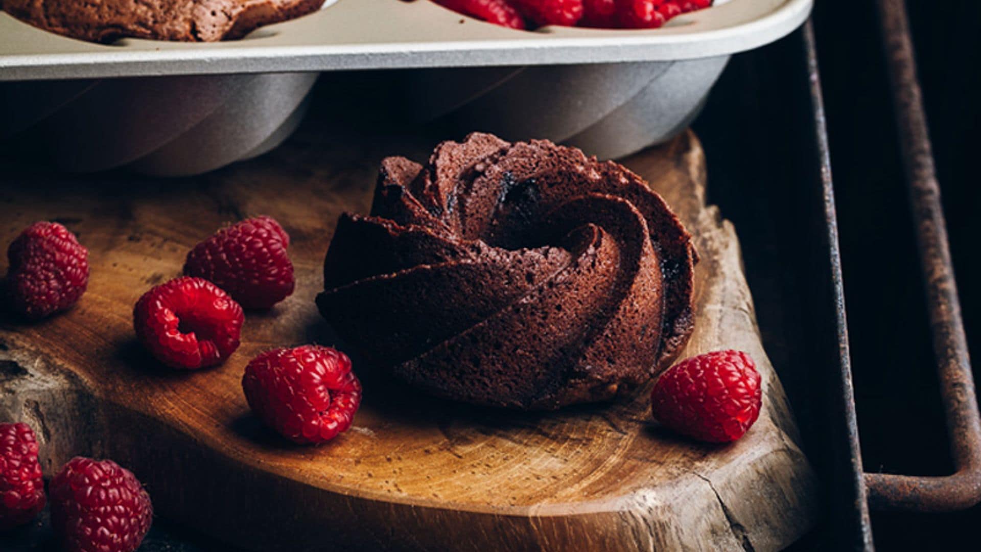 Mini 'bundt cake' de chocolate y frambuesas