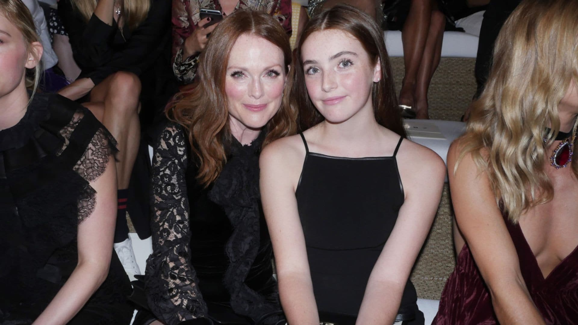 Así es Liv, la hija veinteañera de Julianne Moore que es igual que ella (y no solo por su físico)