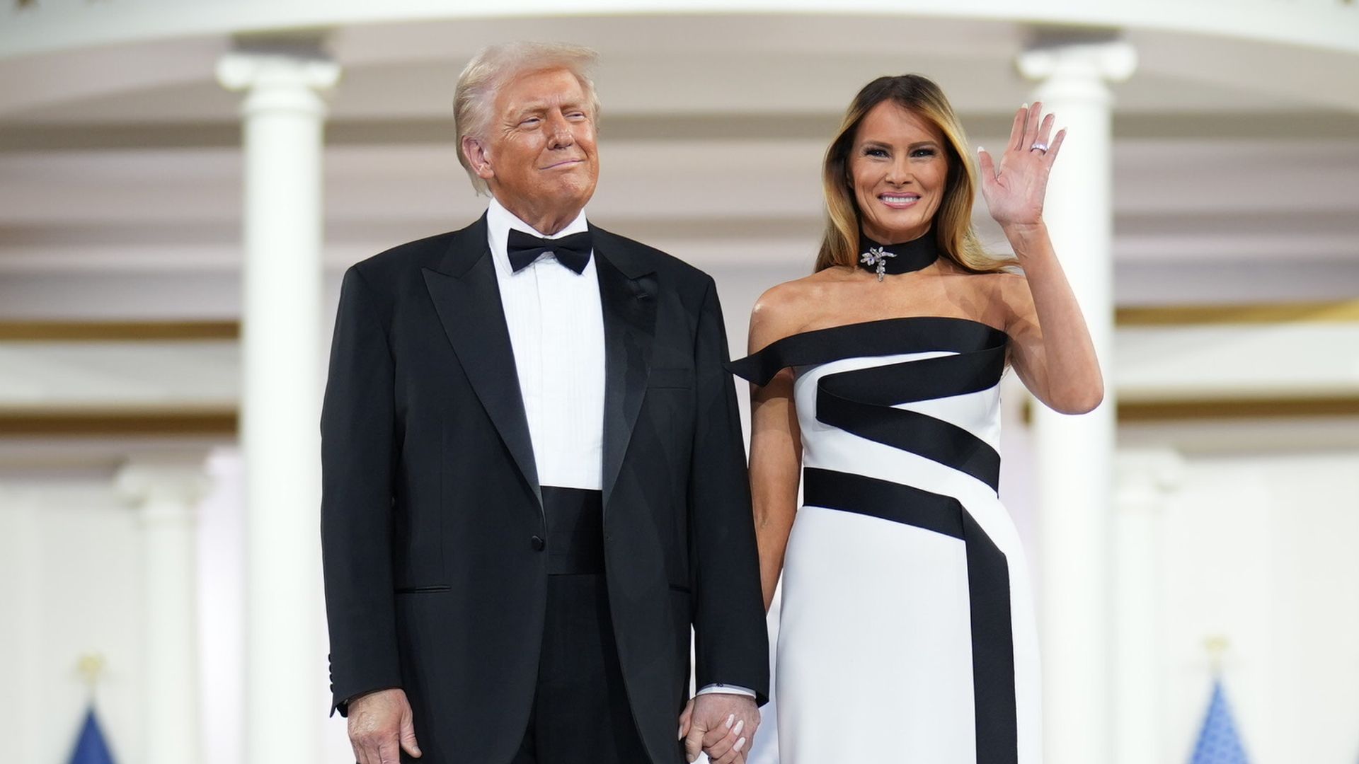 La primera dama, Melania Trump, derrocha elegancia en el baile inaugural ¡con un llamativo accesorio!