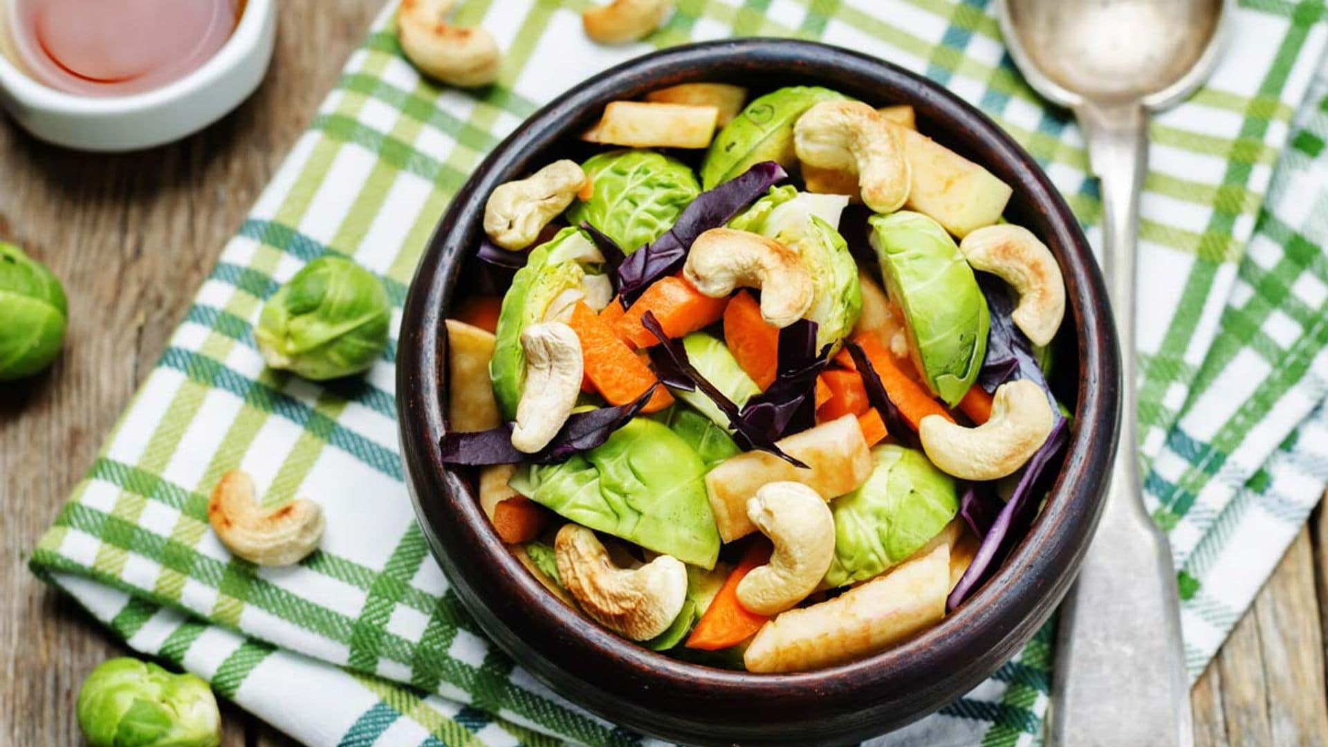 Ensalada de coles, manzana y anacardos