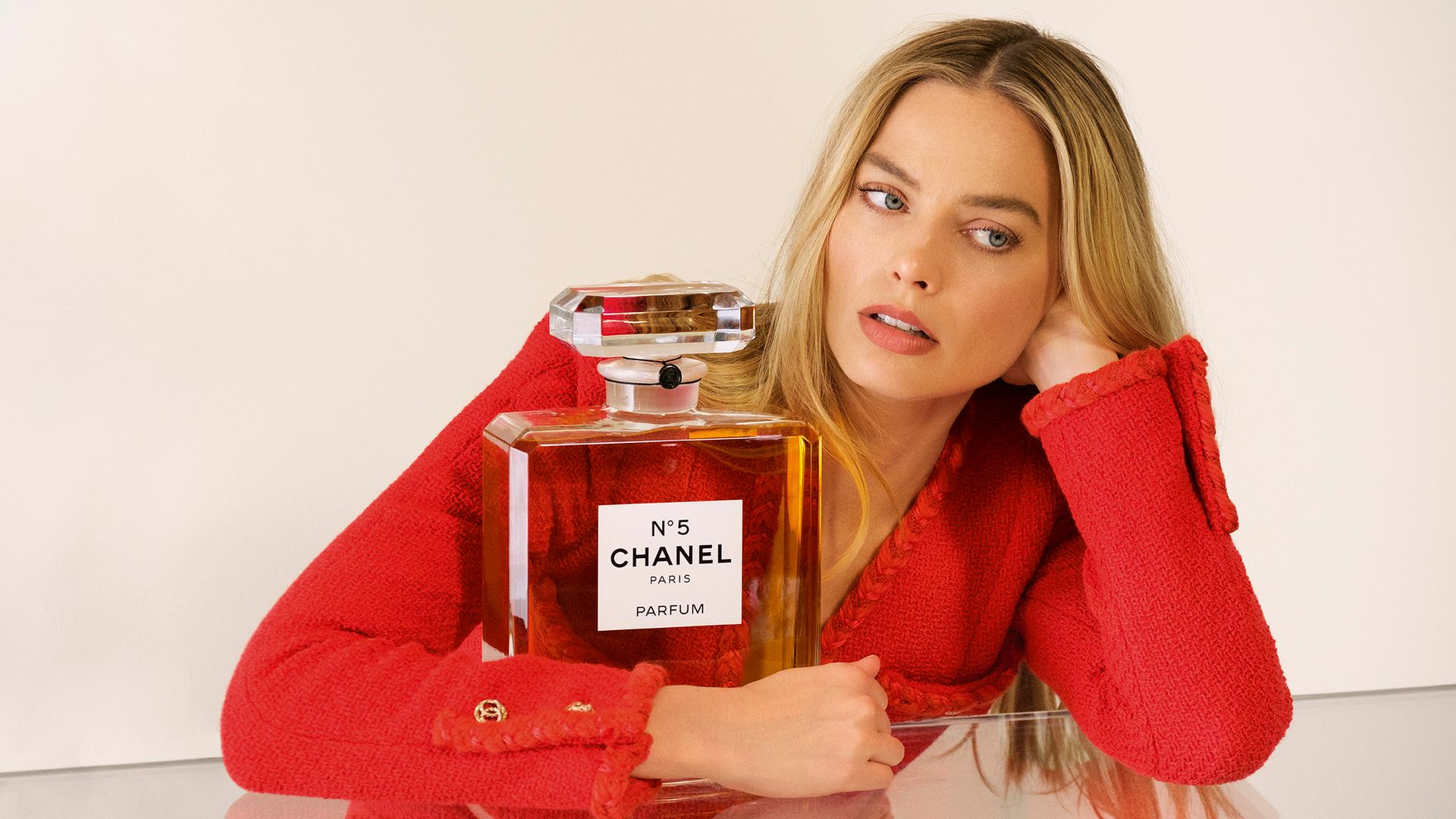 La icónica Margot Robbie es el nuevo rostro de Chanel No.5