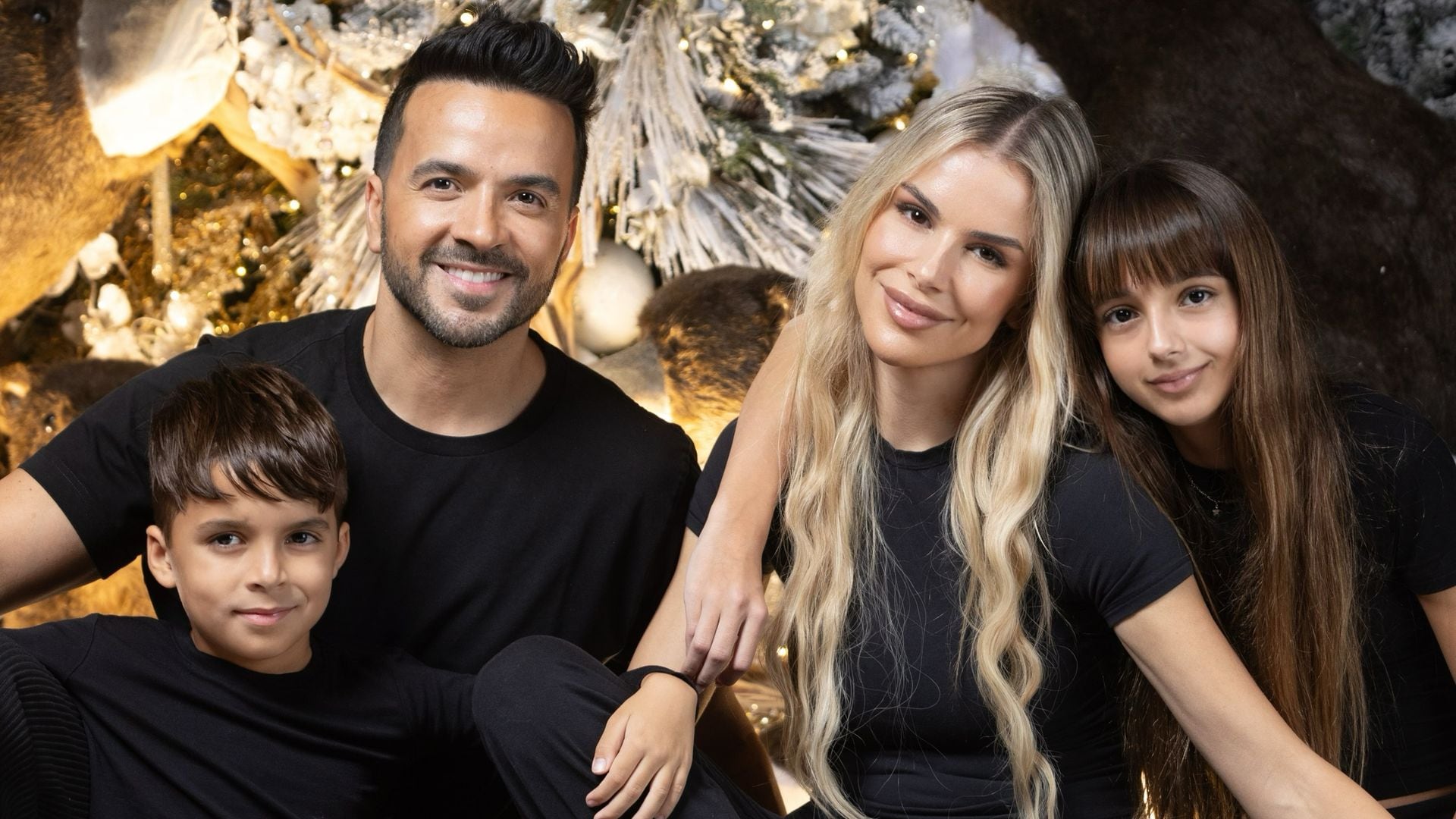 Luis Fonsi y Águeda López, su posado navideño más especial junto a sus hijos y con doble celebración