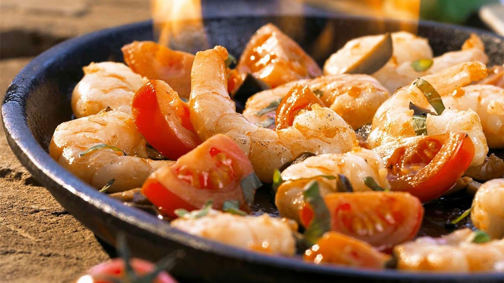 Langostinos con tomate y albahaca flambeados