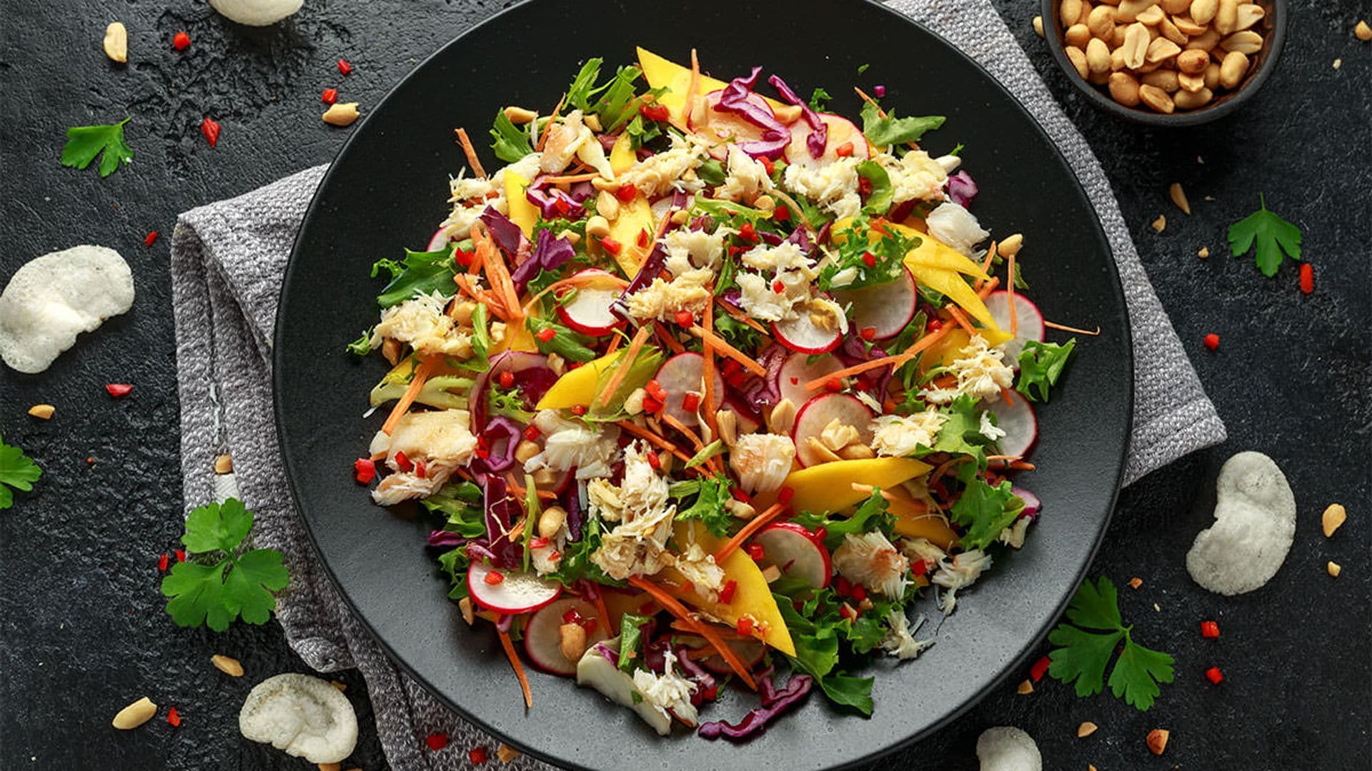 Ensalada de cangrejo, mango, cacahuetes y pan de gambas