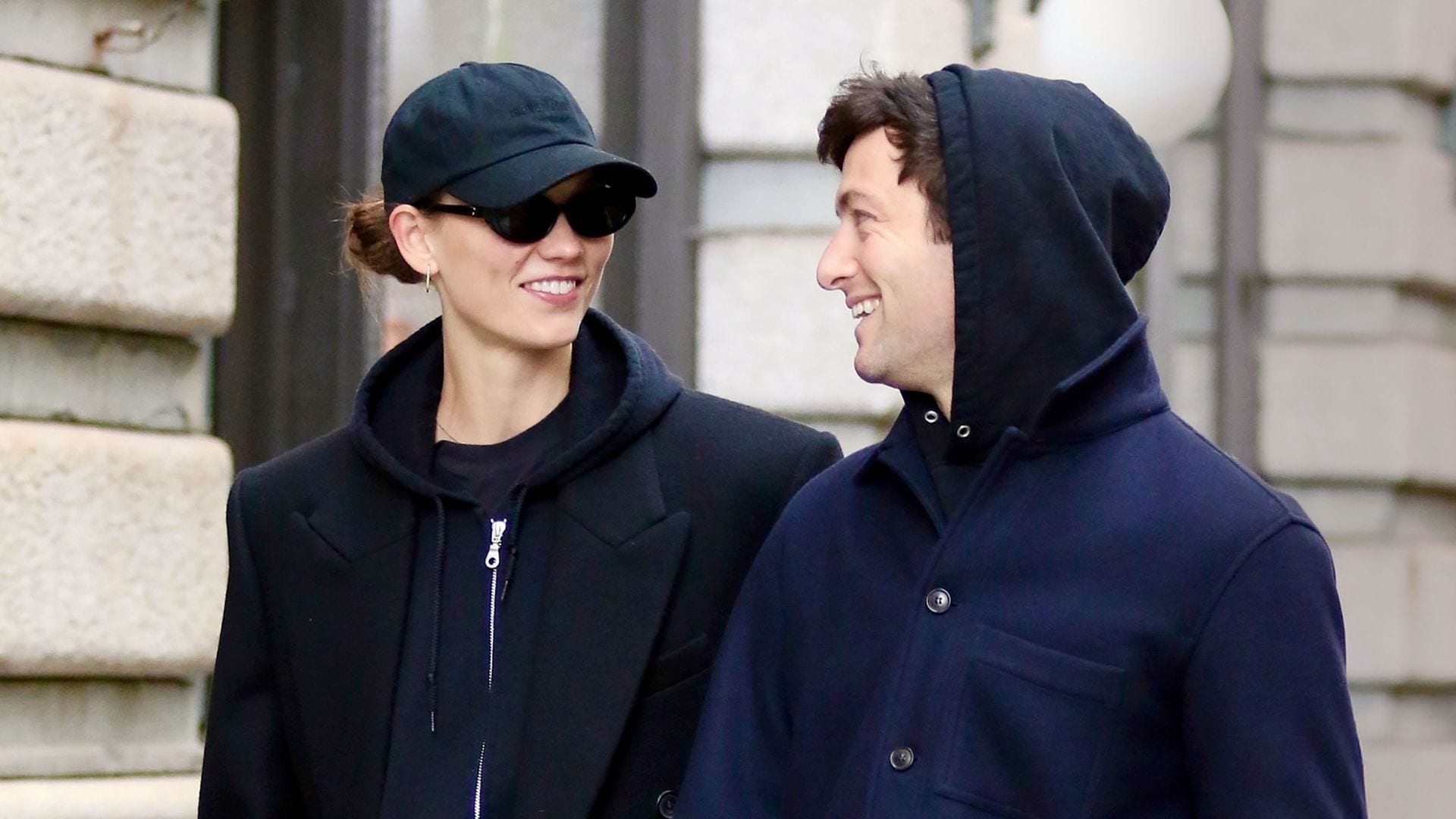 Karlie Kloss y Joshua Kushner sonríen ajenos a la victoria de Donald Trump