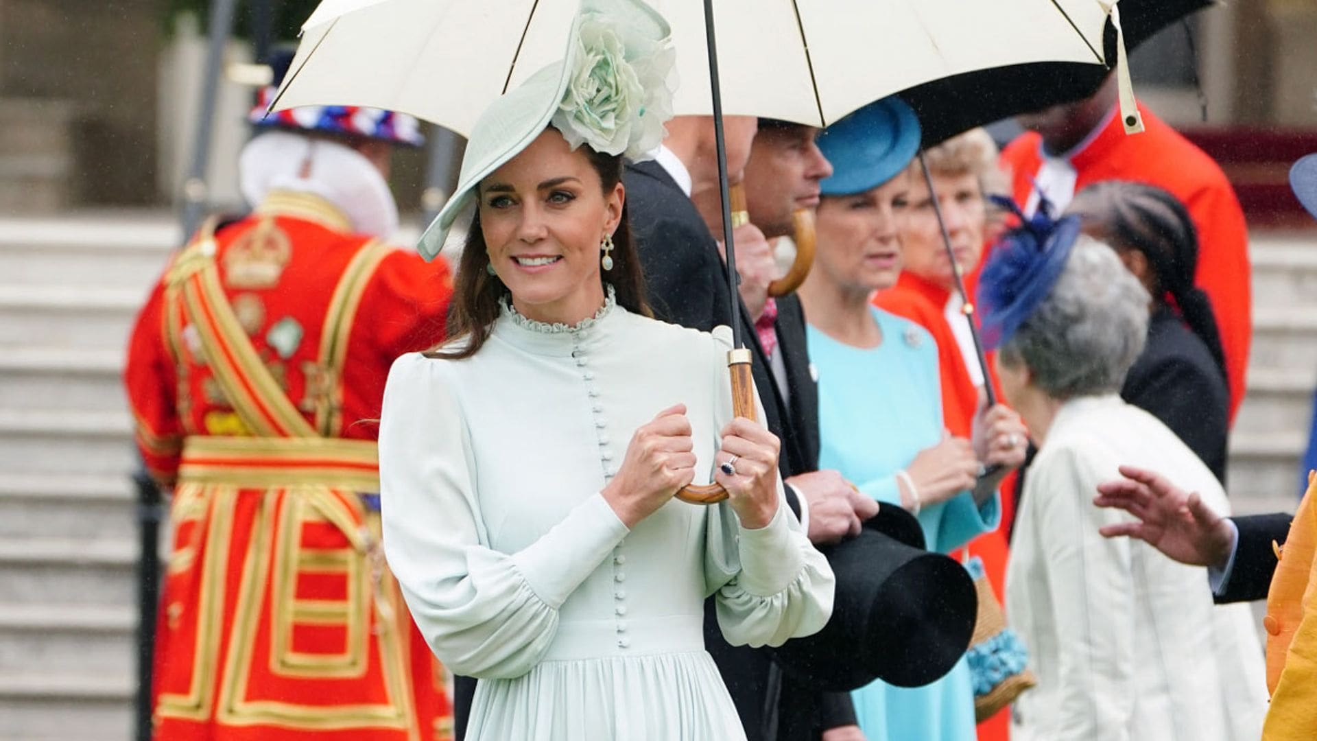 El look más romántico de Kate Middleton con tocado y guiño a la reina Letizia