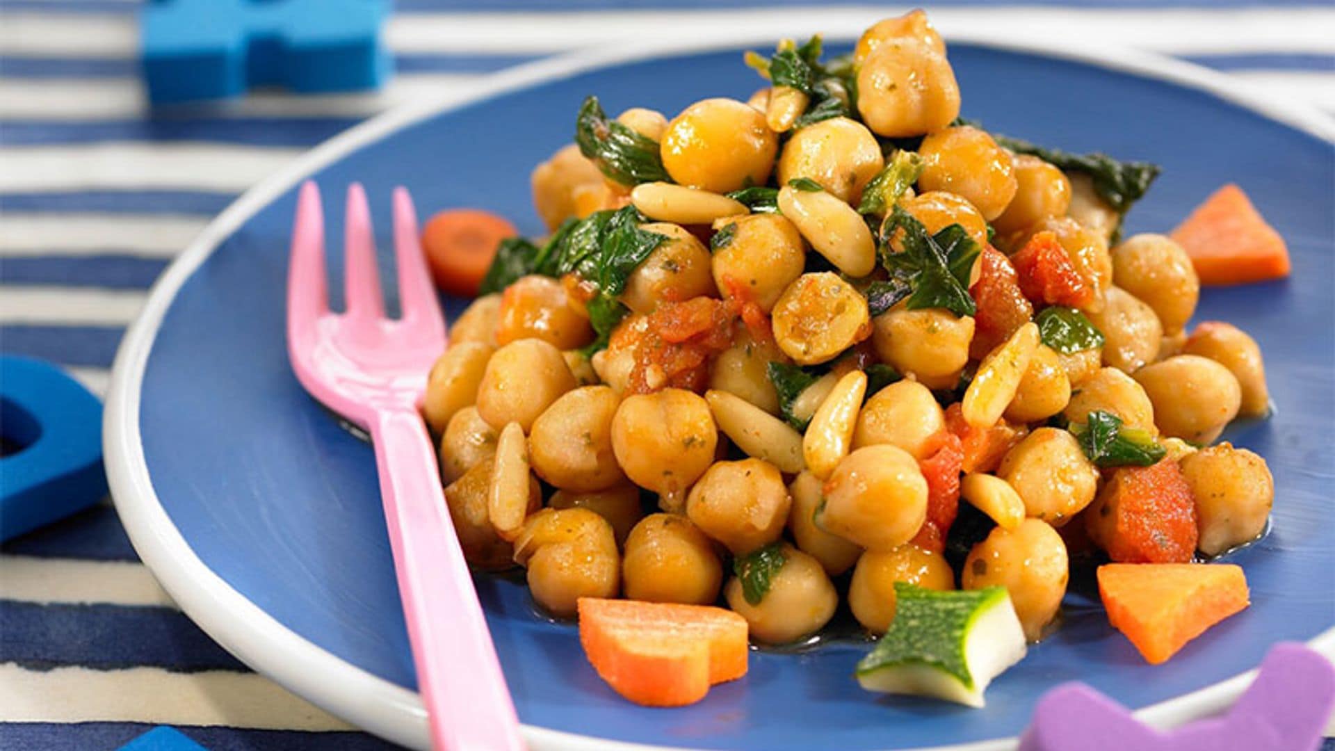 Salteado de garbanzos con verduras y piñones