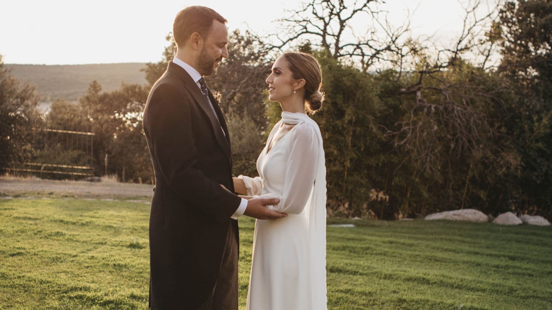 Un vestido sencillo con la espalda abierta, la elección de Paula para su boda en Ávila