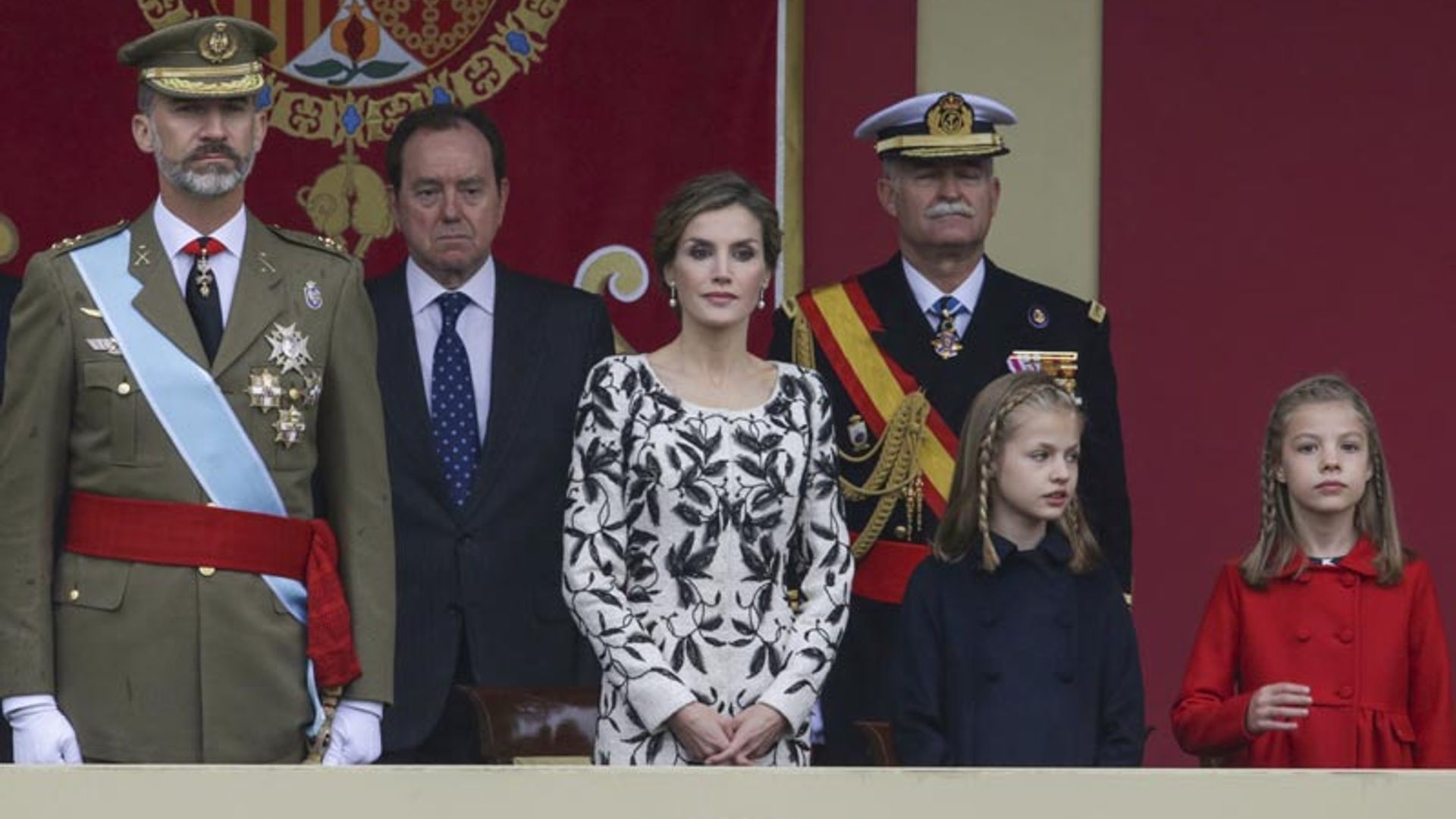 Los Reyes presiden bajo la lluvia el tradicional desfile de la Fiesta Nacional junto a sus hijas