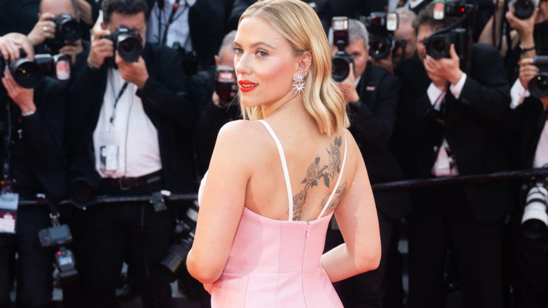 Escote a la espalda y tatuajes: los llamativos looks de Scarlett Johansson en Cannes