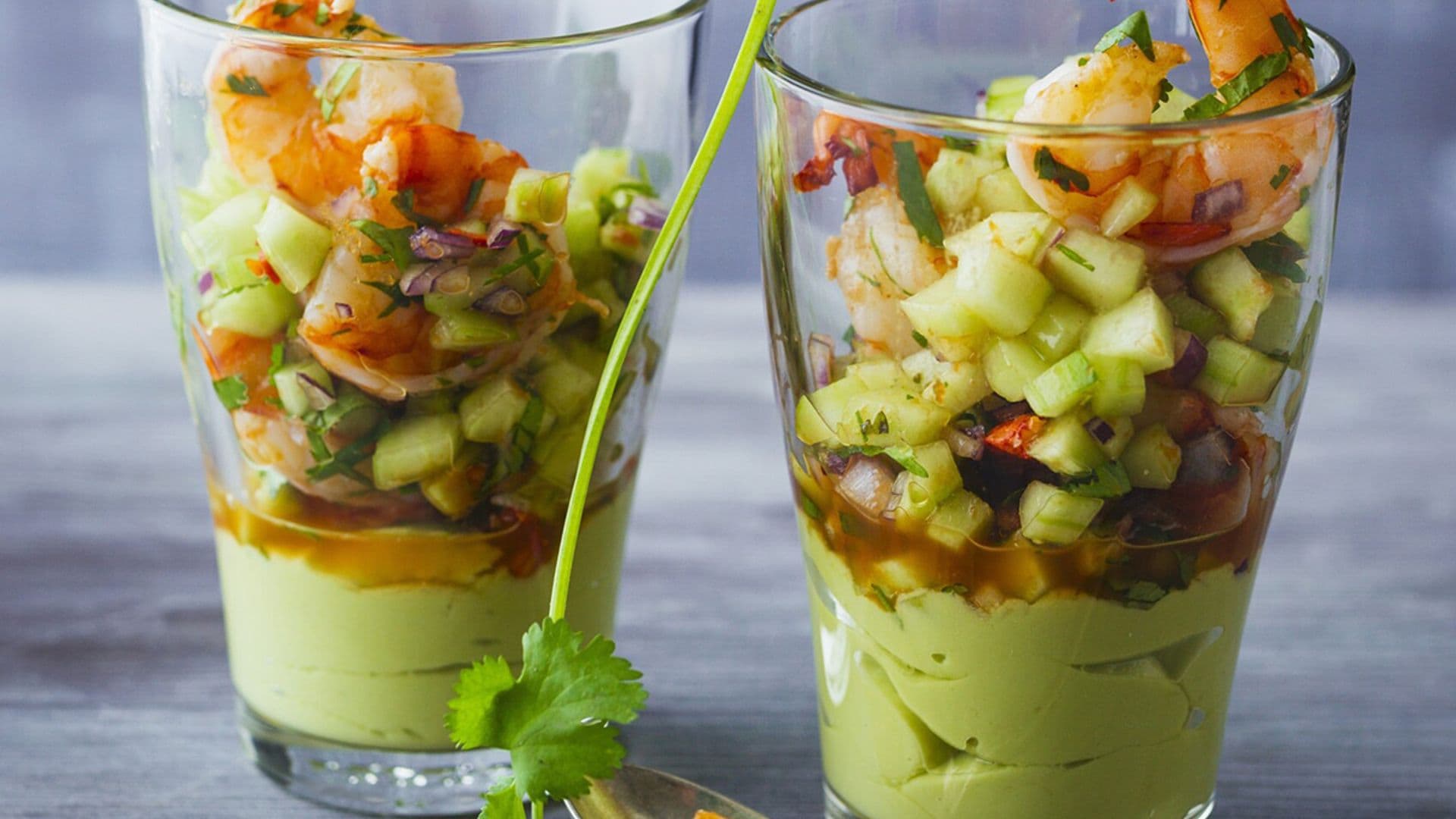 Chupito de gambas, pepino y crema de aguacate