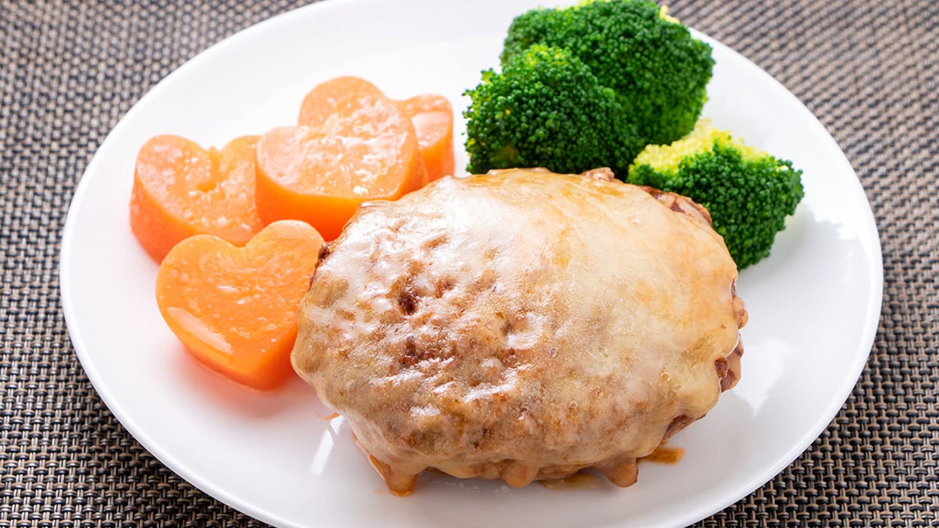 Filetes rusos de pavo con queso y guarnición de verduras