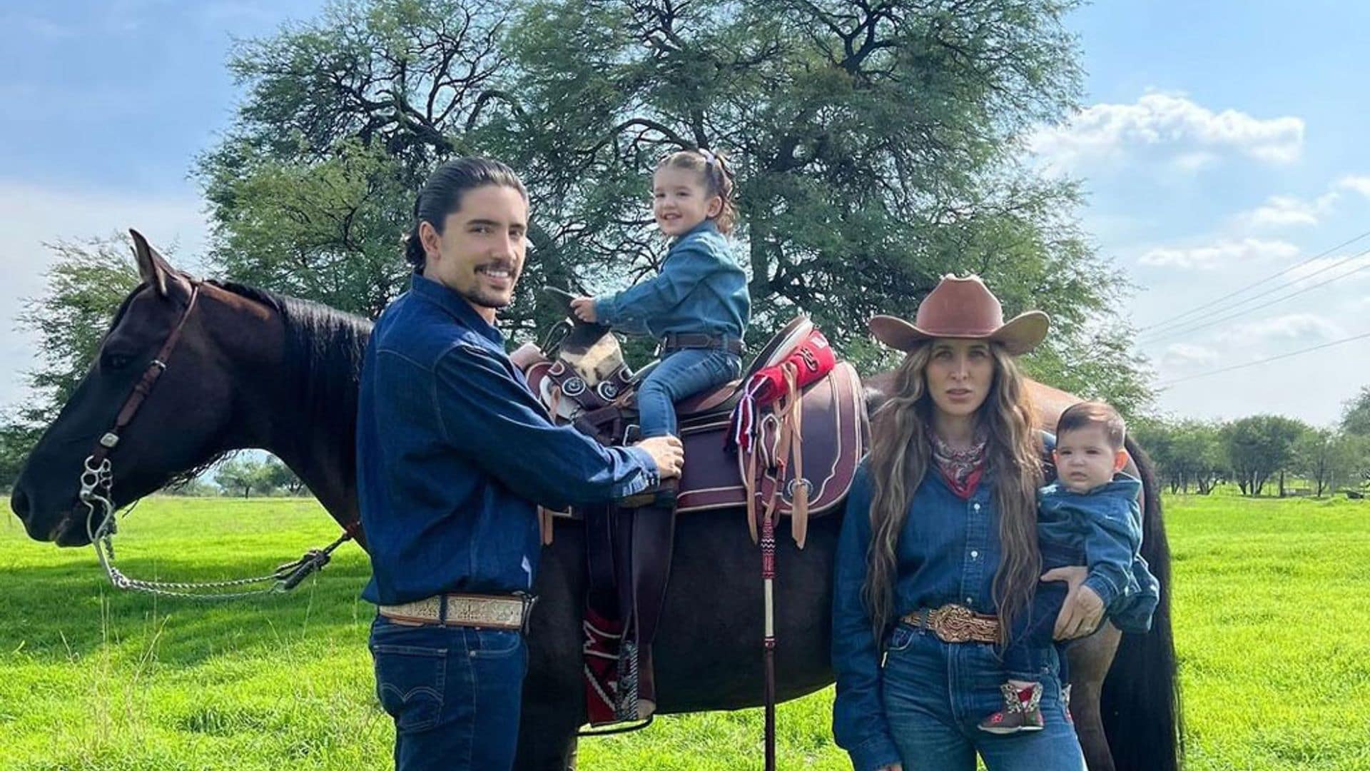 En compañía de sus hijas, Alex Fernández celebra a su mujer en el rancho familiar