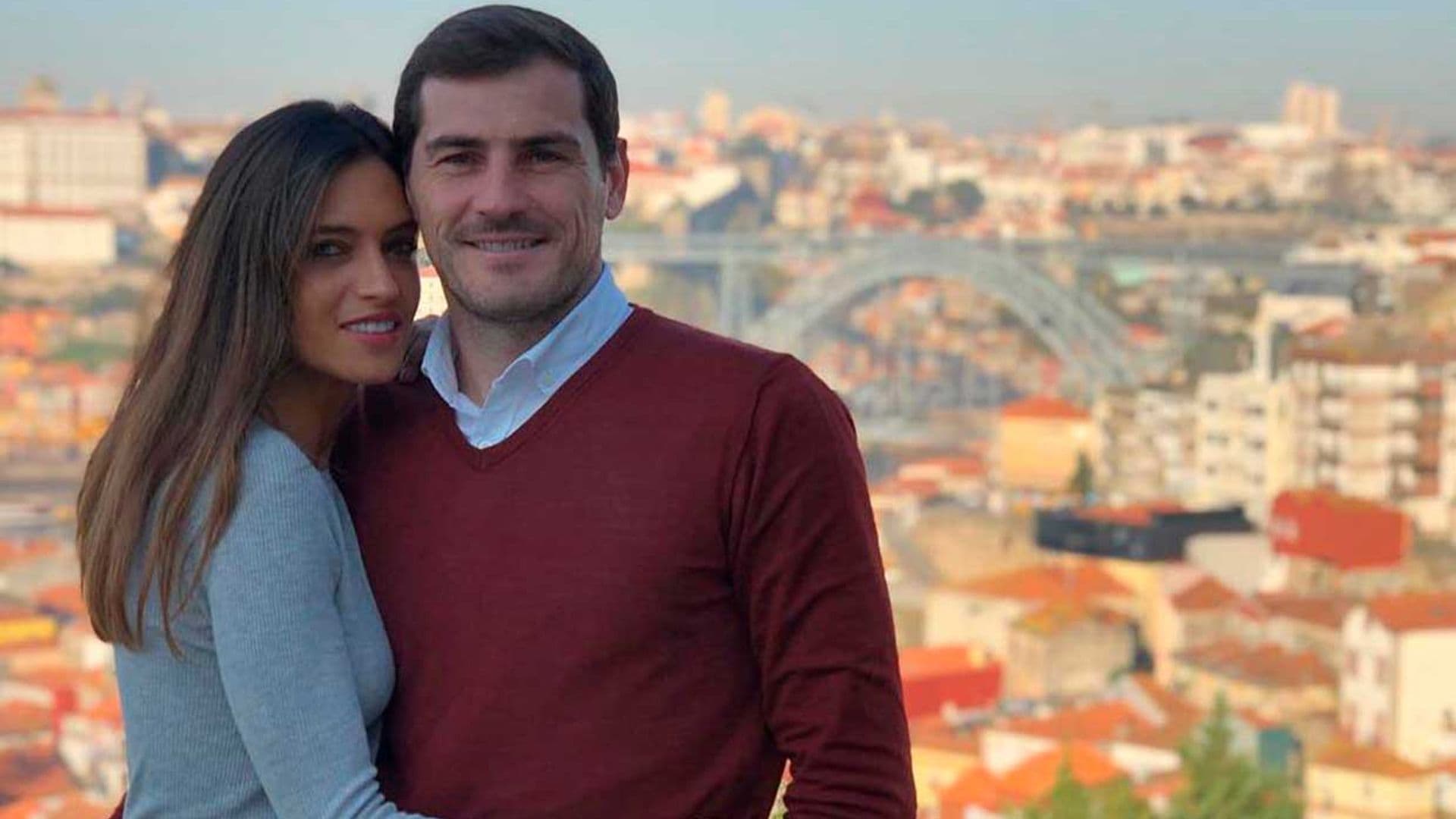 Sara Carbonero comenta, con sorna y gracia, el 'look' de un jovencísimo Iker casillas